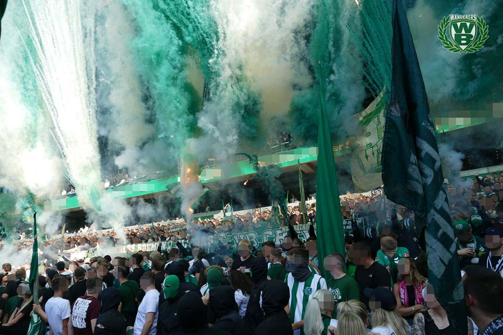 Pyroshow in der Ostkurve des Weserstadions in Bremen.