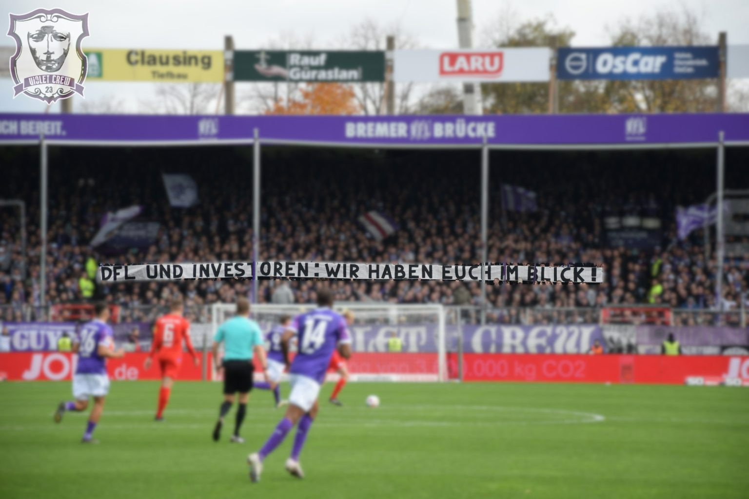 "DFL und Investoren: Wir haben euch im Blick"-Spruchband in der Ostkurve des Stadions an der Bremer Brücke.