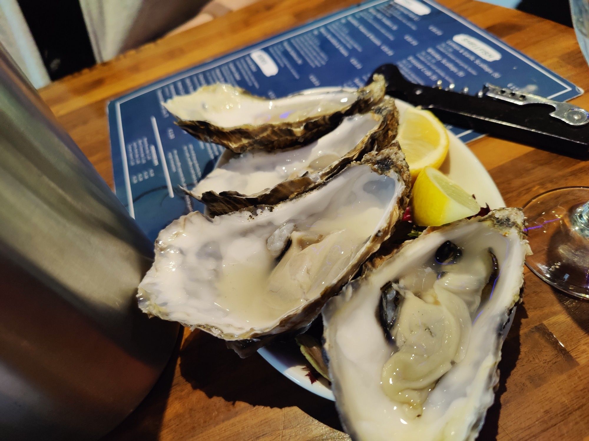 Four oysters, there are two slices of lemon