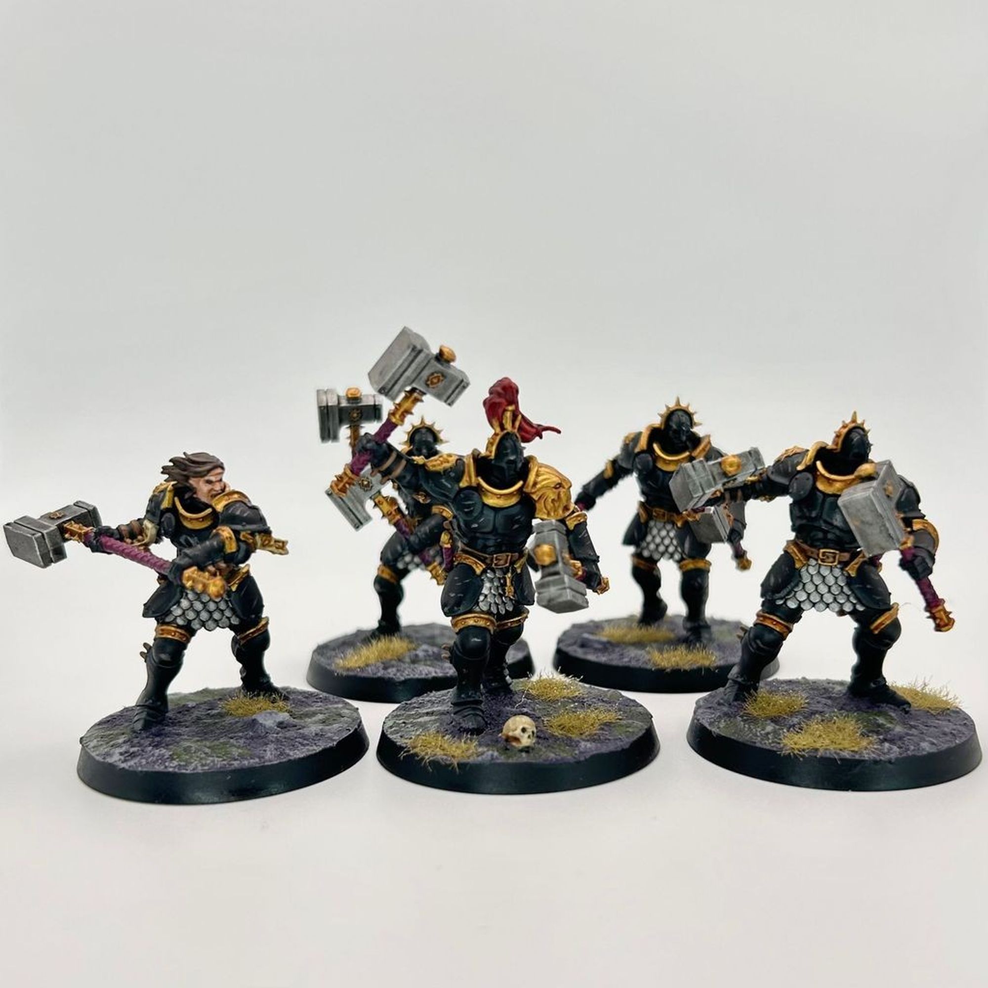 Five Stormcast Eternal Liberators done up in the colors of the Anvils of the Heldenhammer stormhost. They have two hammers each, with one on the left having one huge warhammer.