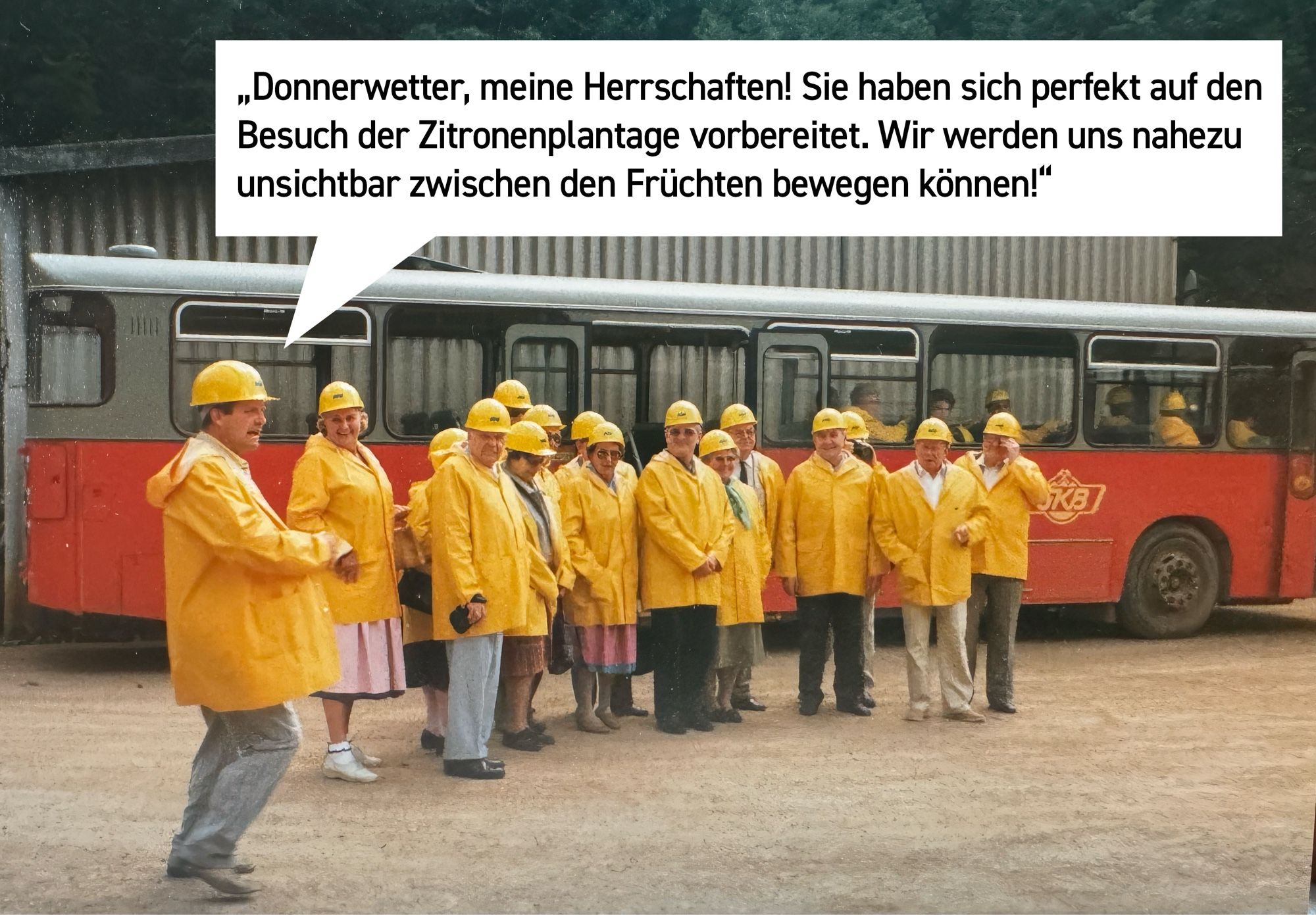 Altes Foto einer Reisegruppe, die in gelben Regenmänteln und mit gelben Helmen vor einem Reisebus steht. Der Leiter der Gruppe sagt in einer Sprechblase: „Donnerwetter, meine Herrschaften! Sie haben sich perfekt auf den Besuch der Zitronenplantage vorbereitet. Wir werden uns nahezu unsichtbar zwischen den Früchten bewegen können!“