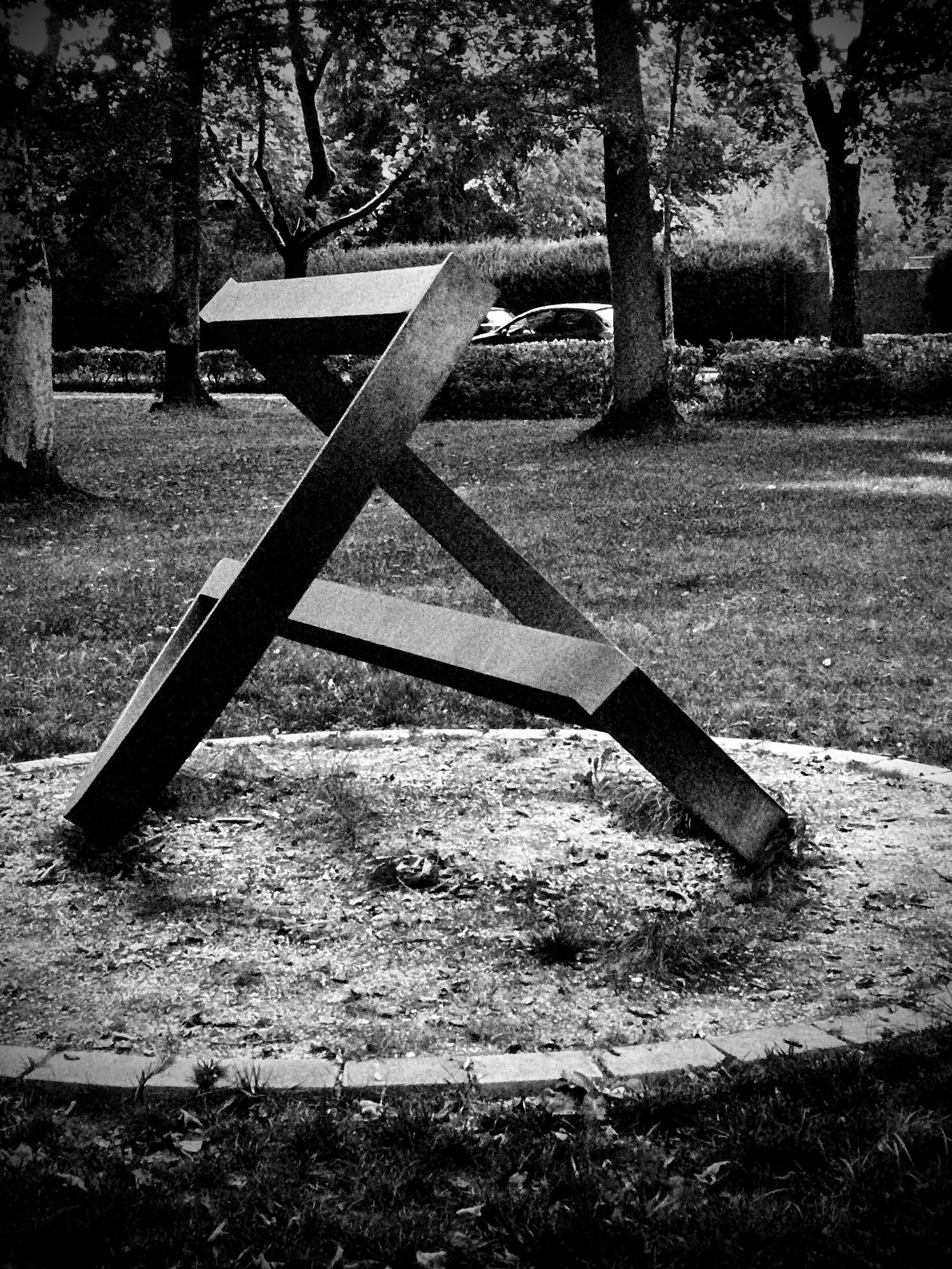 SW Foto 
Skulptur aus Metall 
Mehrere Dreiecke 
Gerade Streben