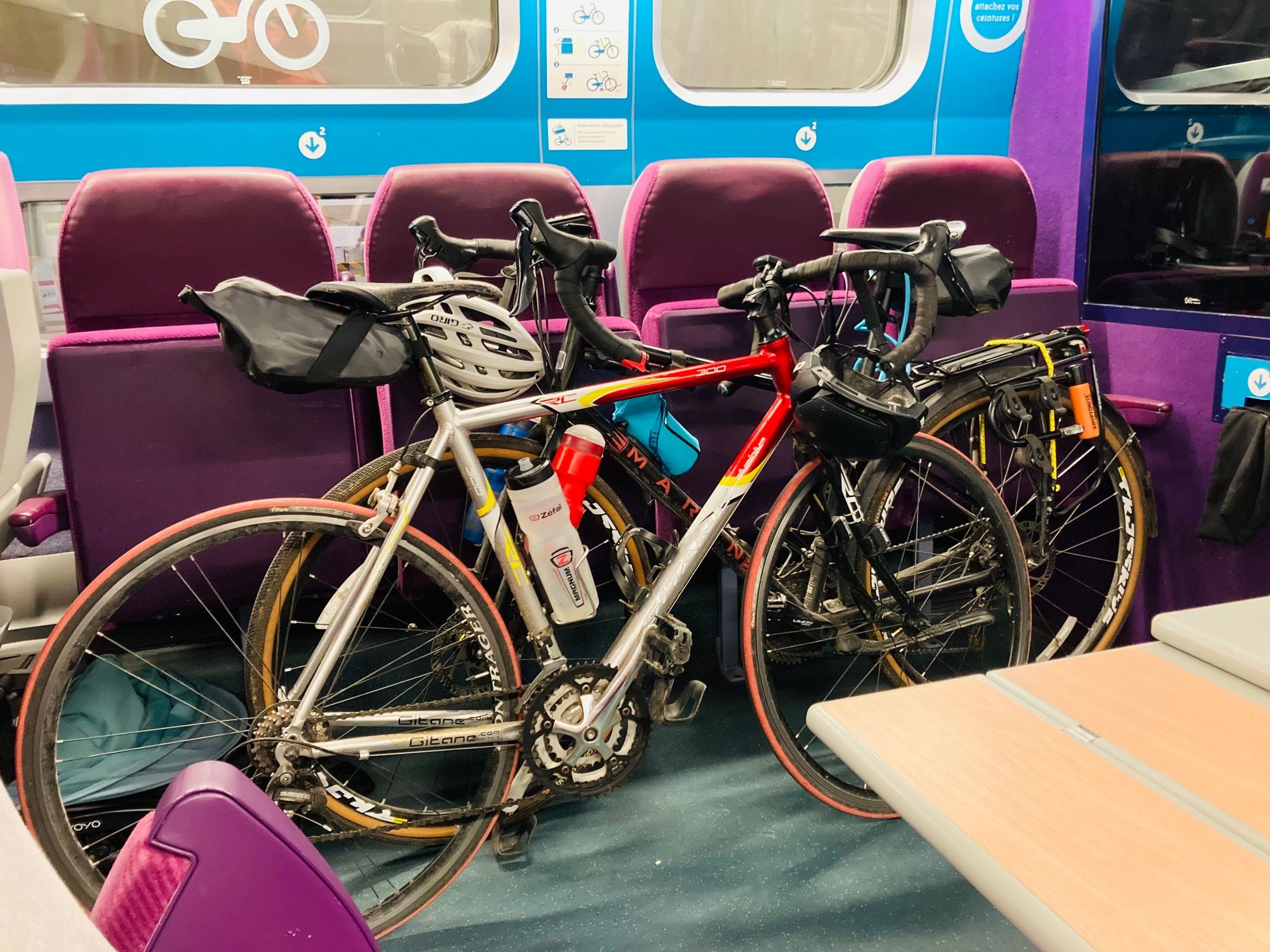 Mon vélo avec un copain dans le train