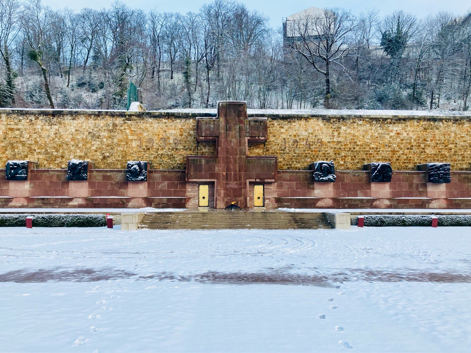 Mémorial du mont Valérien enneigé