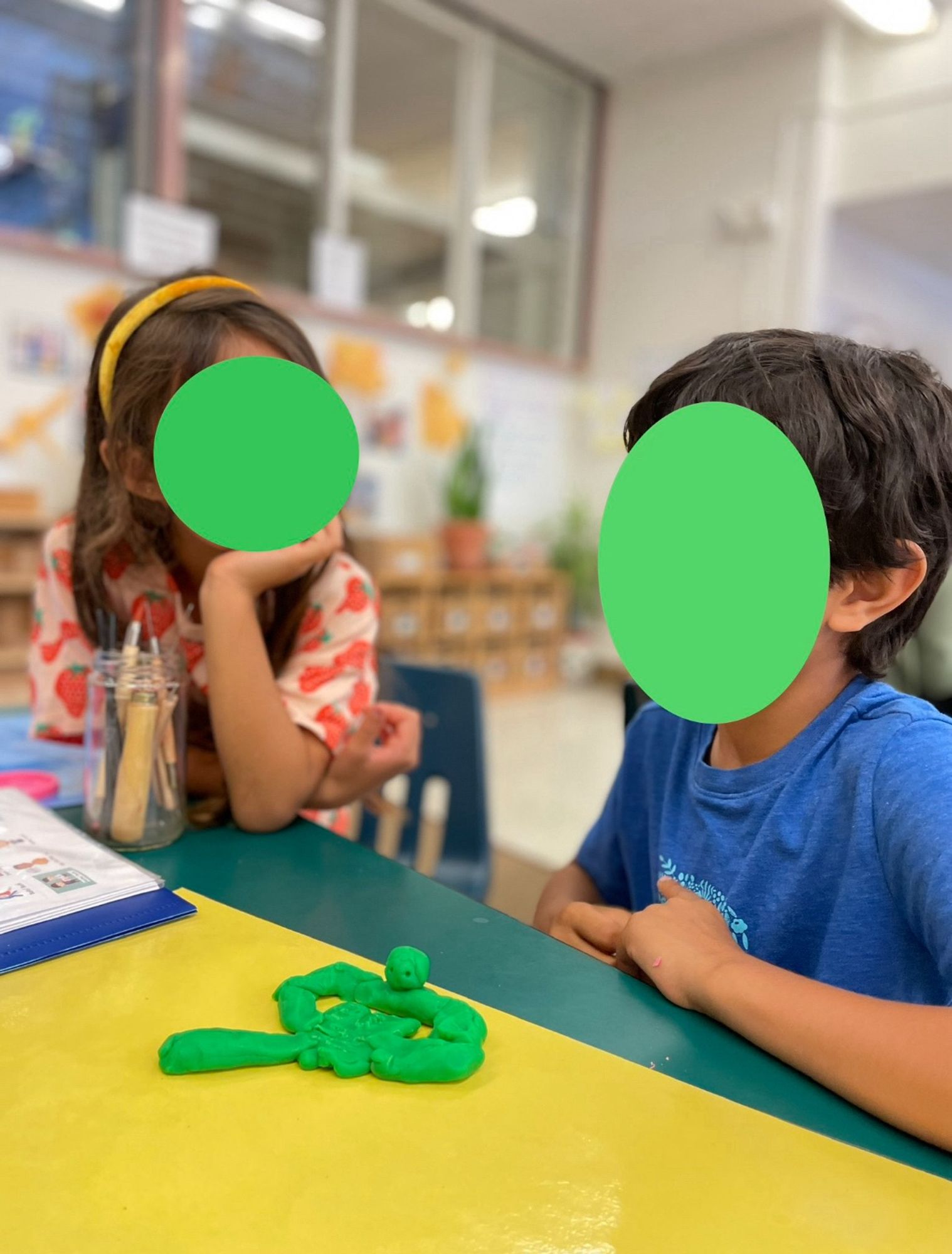 Children telling story with Play-Doh and using palabras temporales/ palabras de transición.