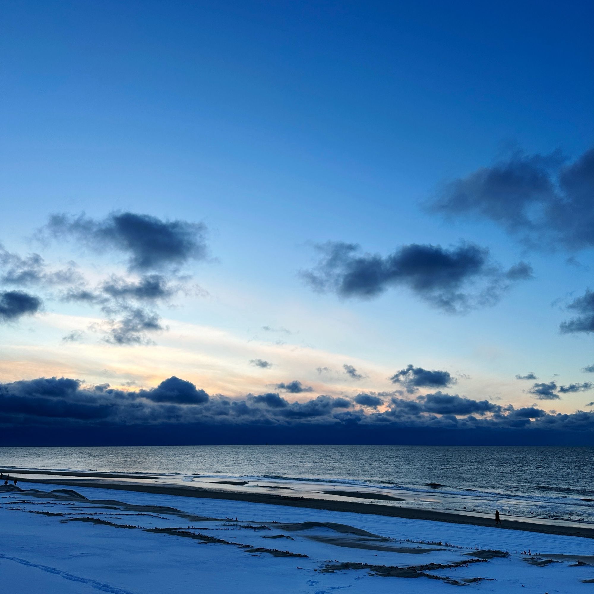 Foto von Strand bei Wenningstedt mit Schnee.