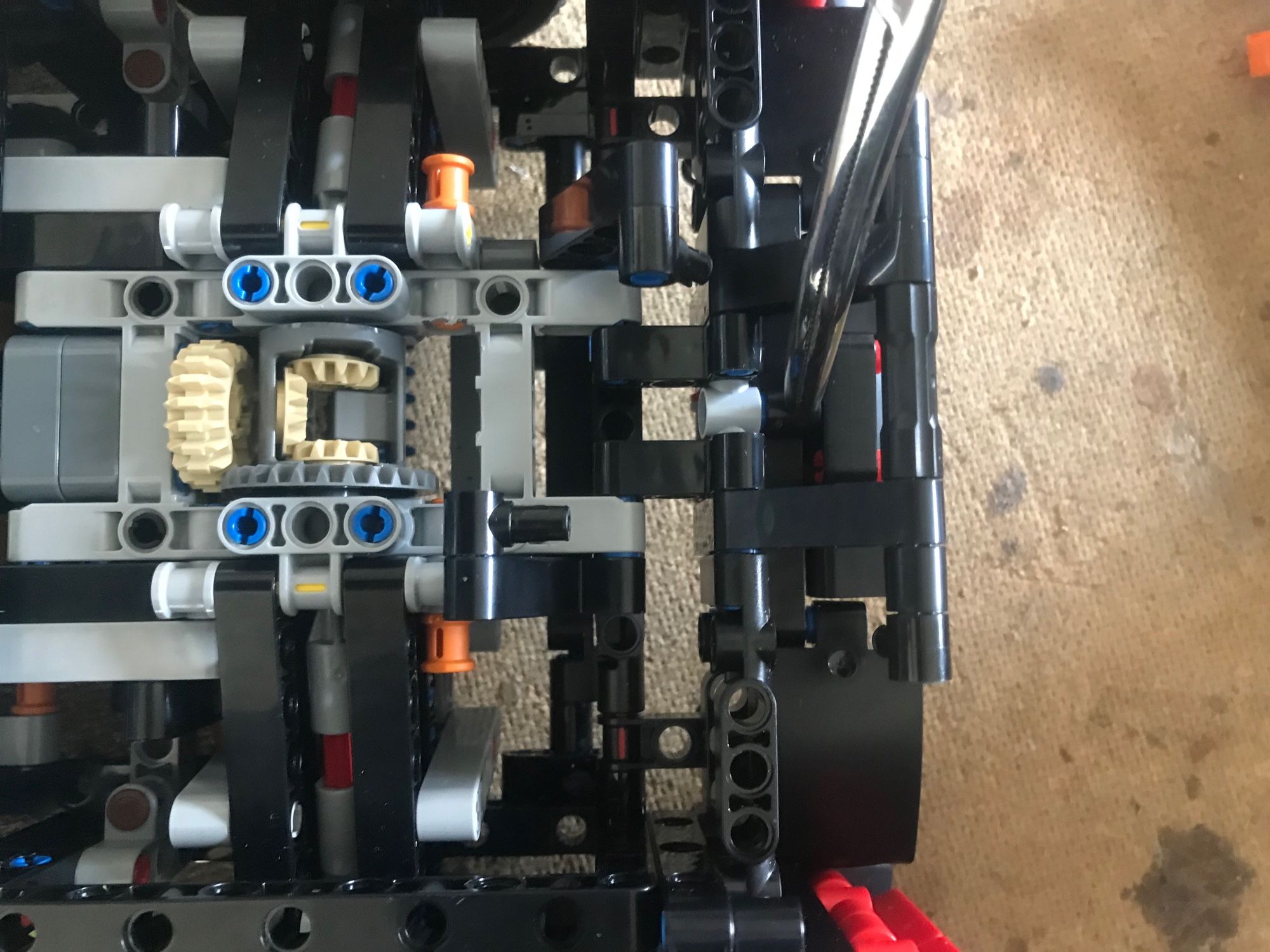 Close up on the rear differential. My sutures are pointed at a lego spacer connected to the diffuser  