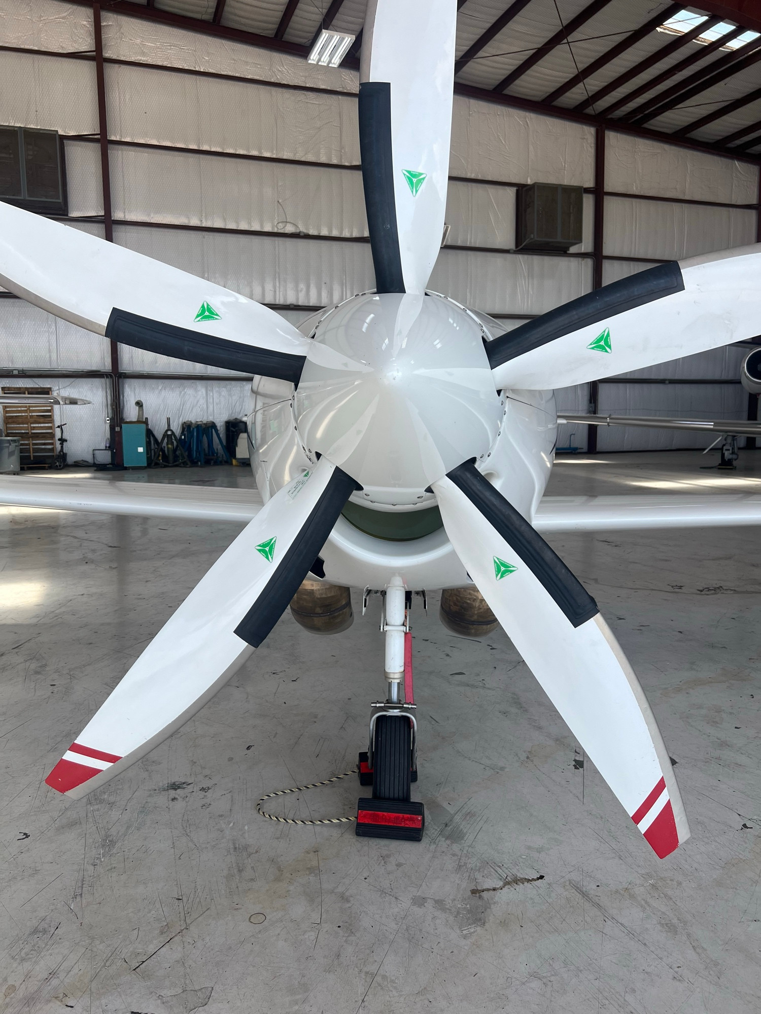 Front view of the white 5 bladed propeller 