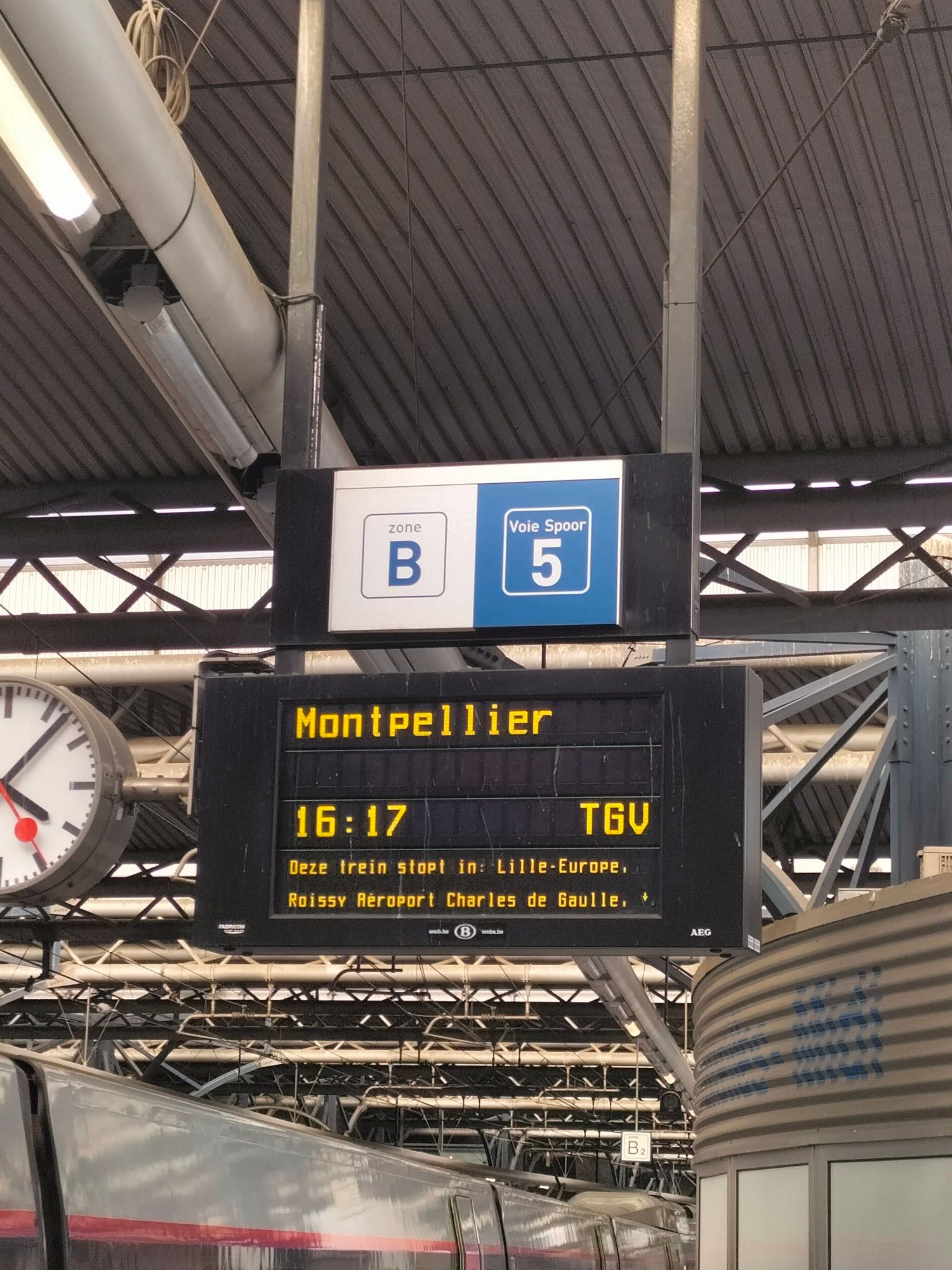 Panneau de train de la gare de Bruxelles  à destination de Montpellier ( avec arrêt à Lille et Roissy.