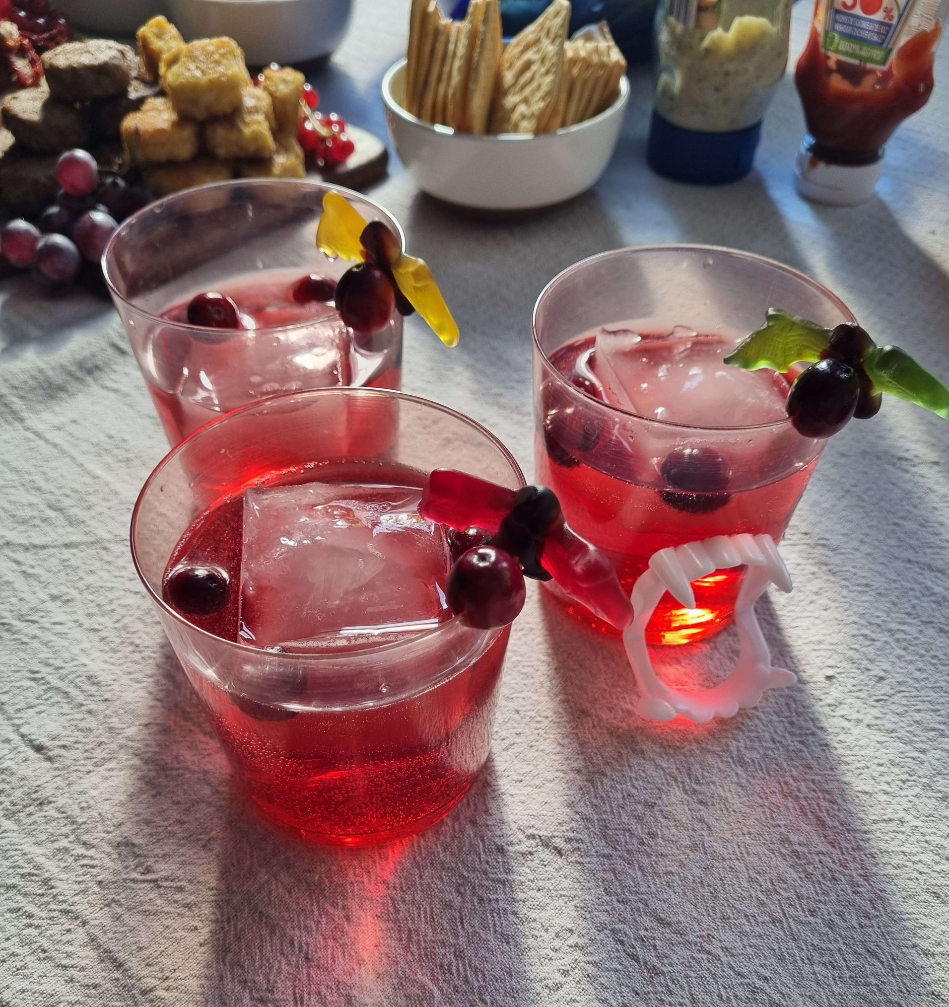 3 cranberry drinks mit kleinen fledermäusen am rand