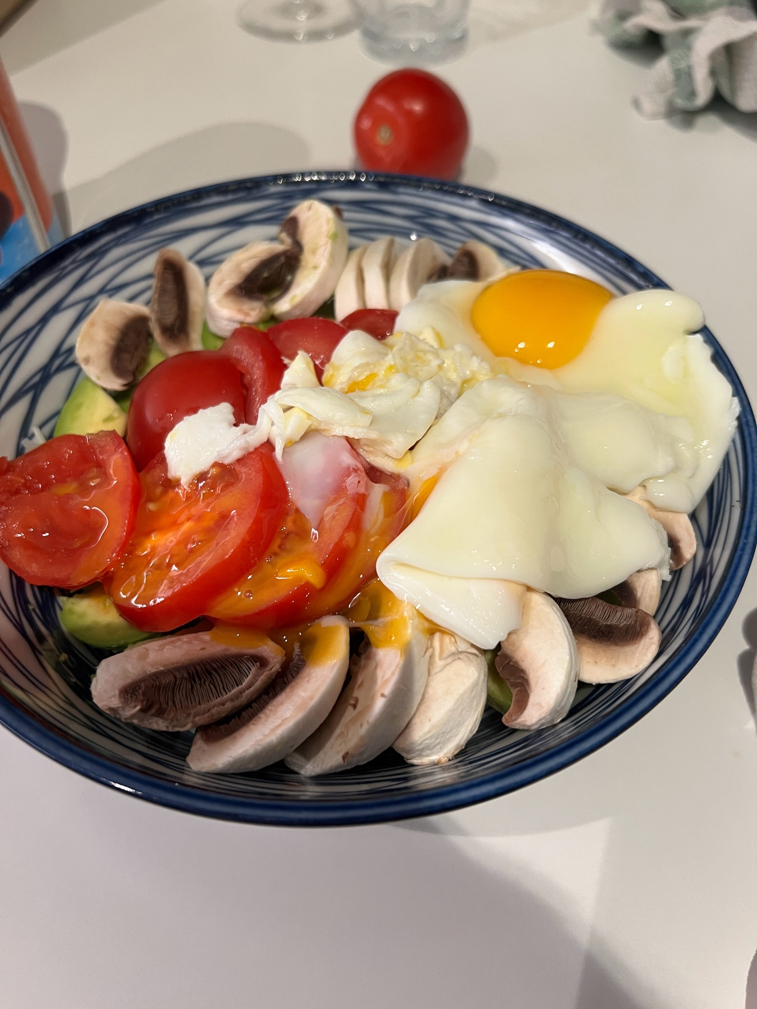 Un bowl riz complet, avocat, champignon de Paris, tomate et œuf 