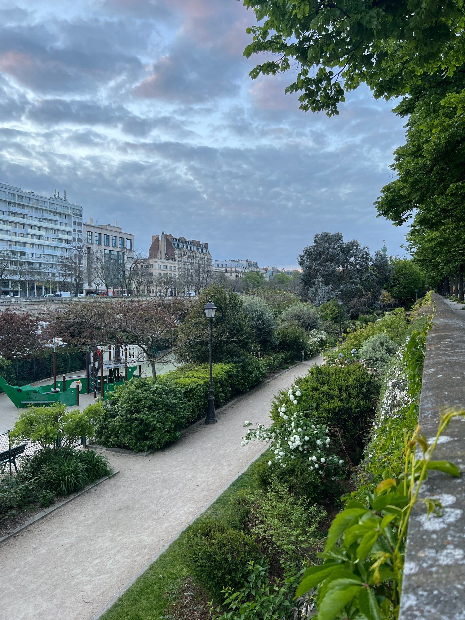 Jardin au bord du quai du bassin de l’Arsenal, Paris