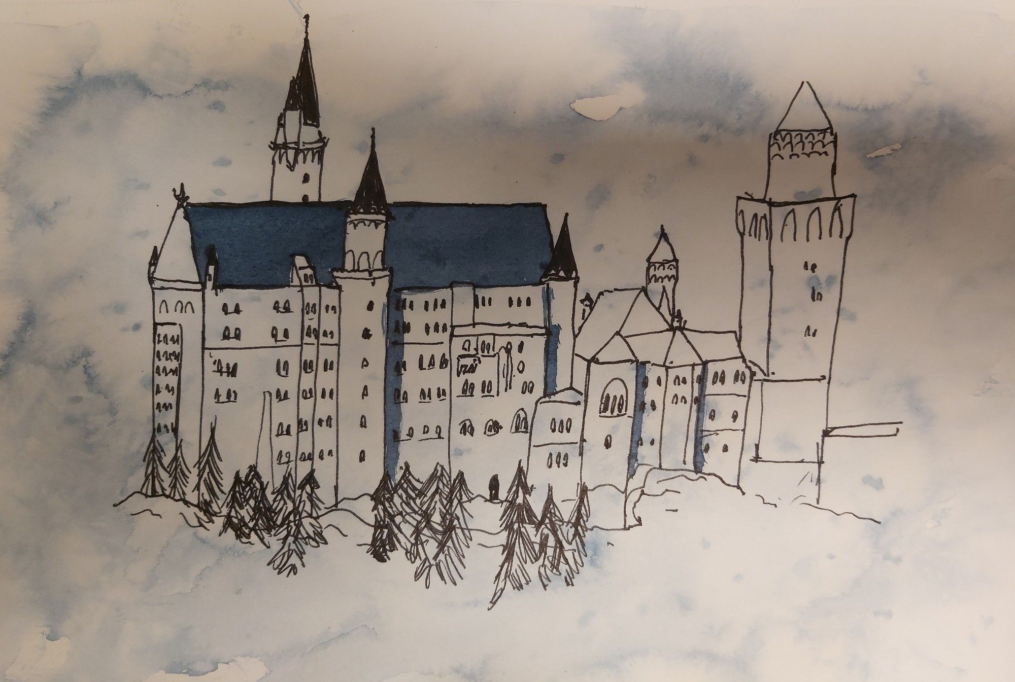 Das Schloss Neuschwanstein, gezeichnet mit schwarzem Fineliner. Das Dach und die Schatten sind mit blauer Tinte gemalt, rund um das Schloss sind Flecken aus hellblauer Tinte