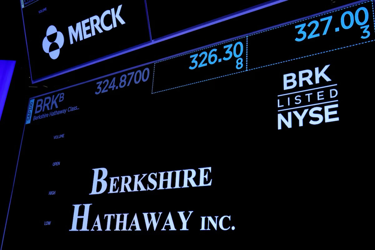 @reuters - Warren Buffett's #BerkshireHathaway tops $1 trillion market value
Berkshire joined six other companies, mainly from the technology sector, above $1 trillion: Apple-Nvidia-Microsoft-Google parent Alphabet-Amazon.com and Facebook
https://www.reuters.com/markets/us/warren-buffetts-berkshire-hathaway-tops-1-trillion-market-value-2024-08-28/