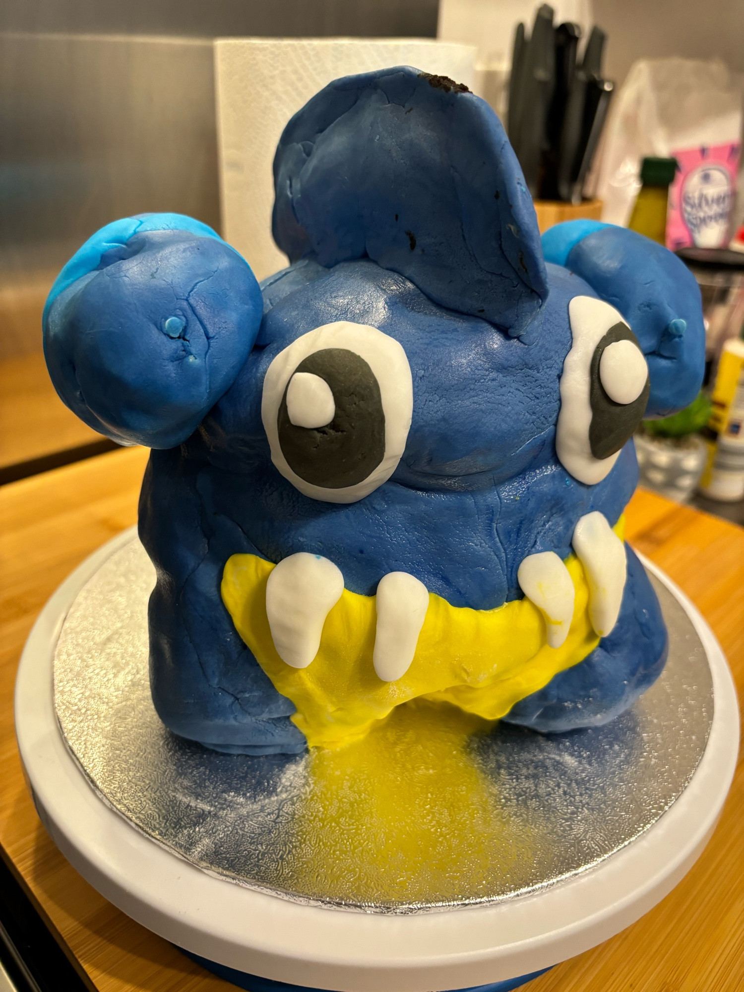 Front profile of Gible cake