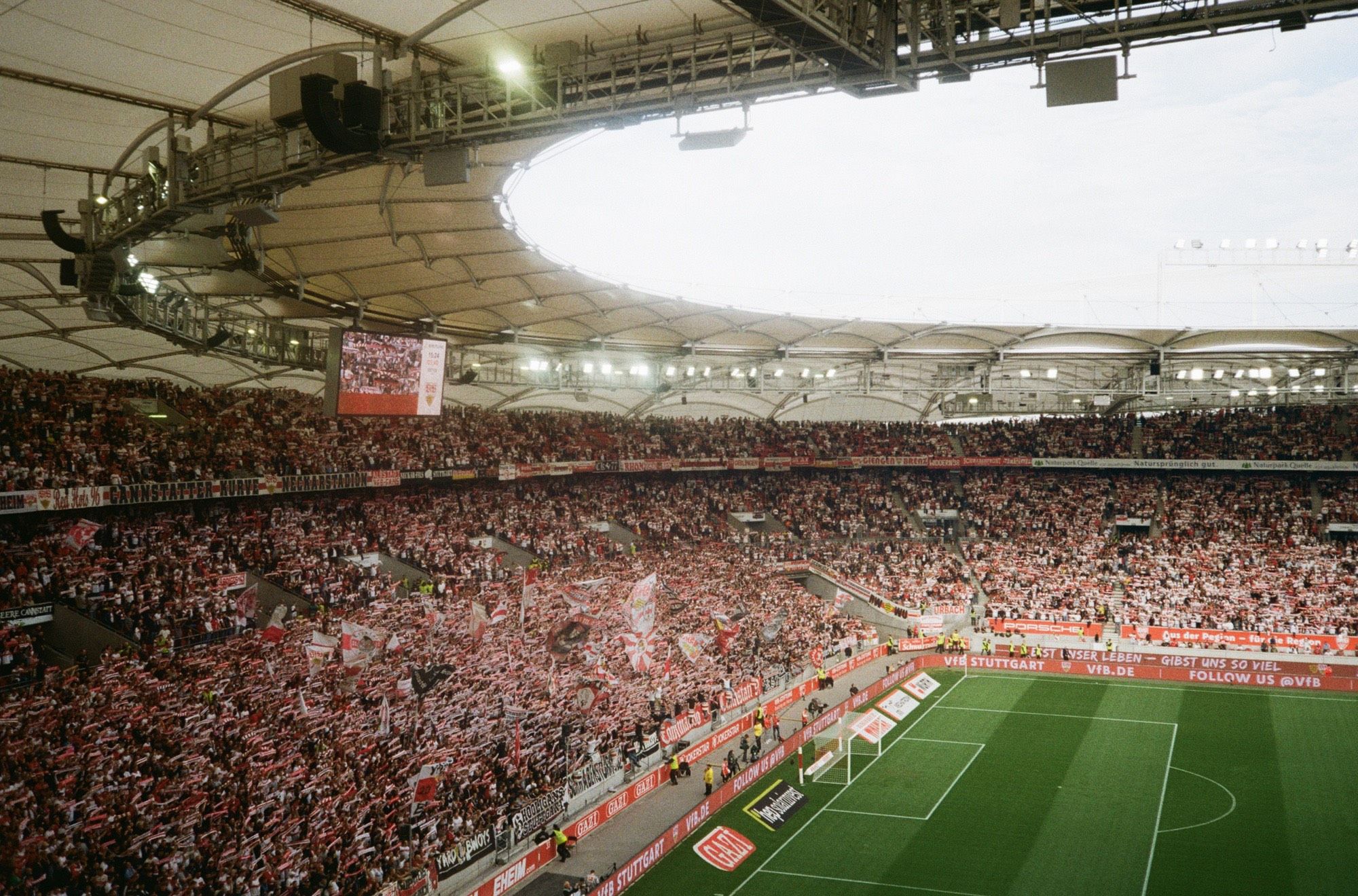 Cannstatter Kurve während "Stuttgart kommt" auf Kodak Gold von der Haupttribüne aus fotografiert