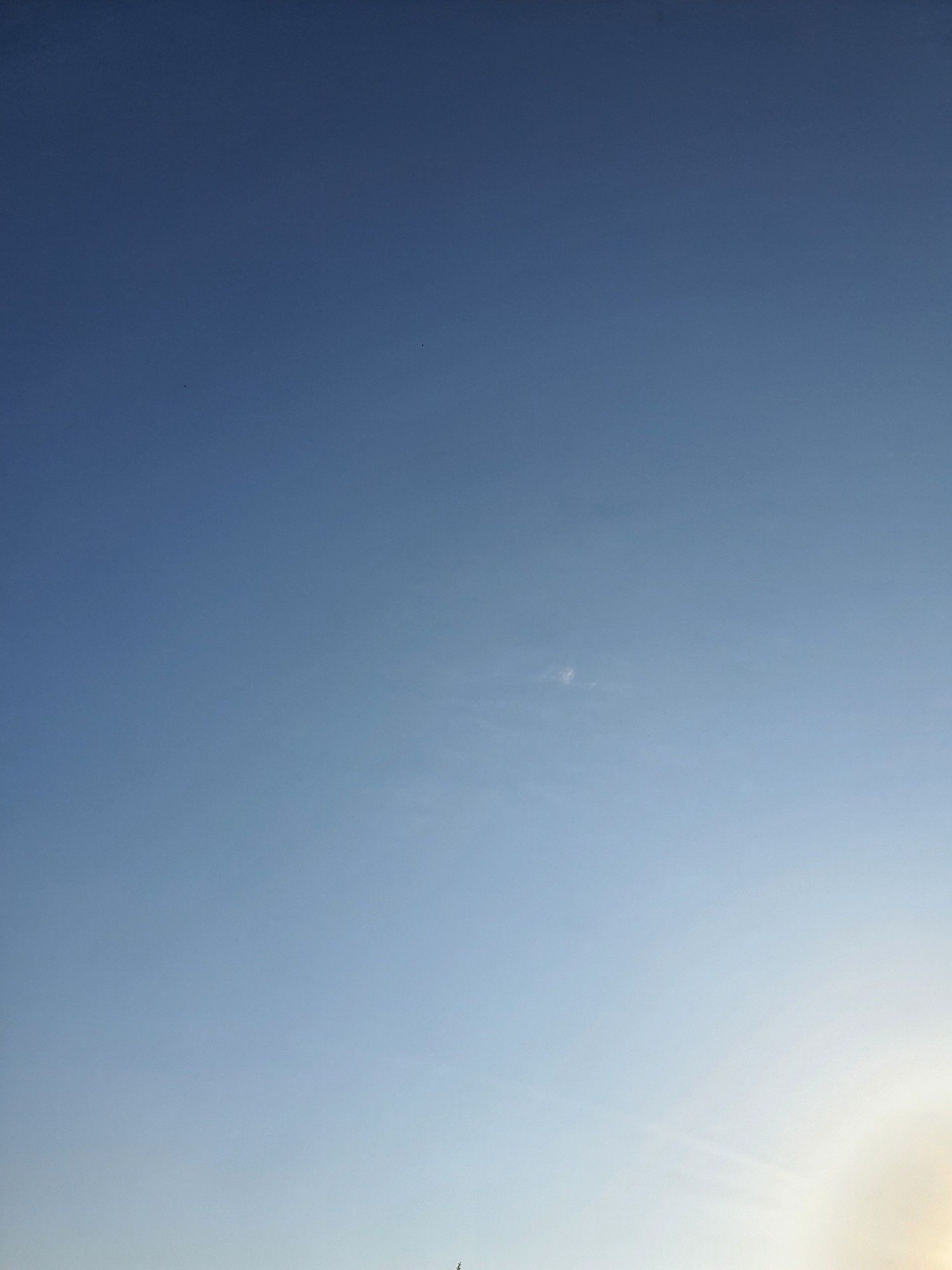 Microscopique nuage dans le ciel bleu