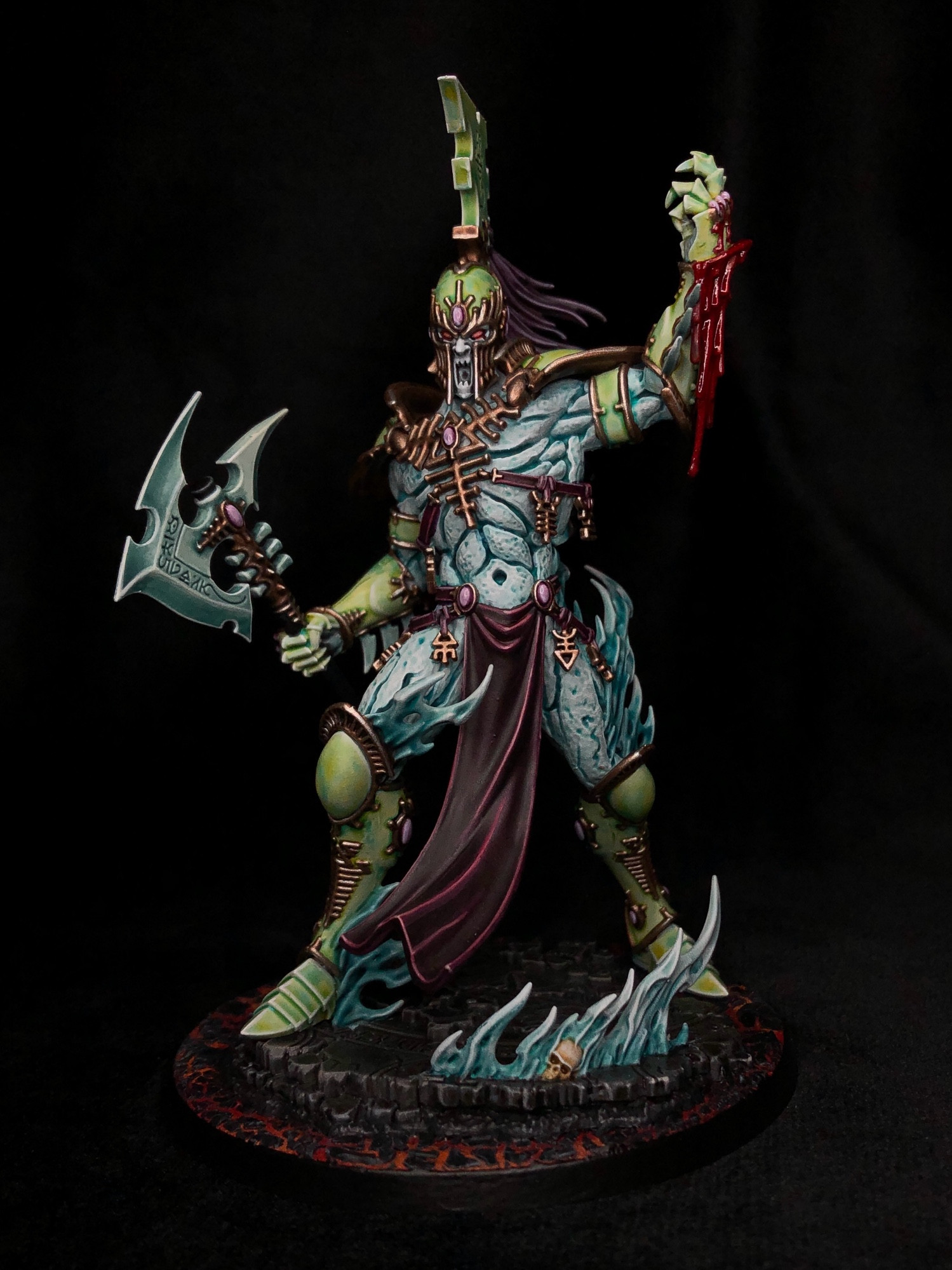 An Aeldari Avatar of Khaine with blue ‘skin’ and green tinted armour.