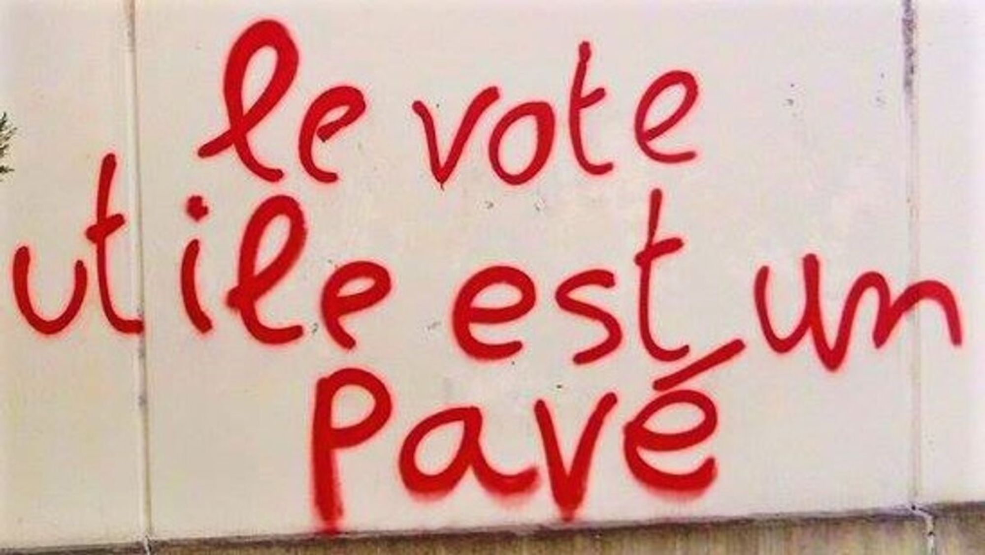 Image d'un graffiti : le vote utile est un pavé !