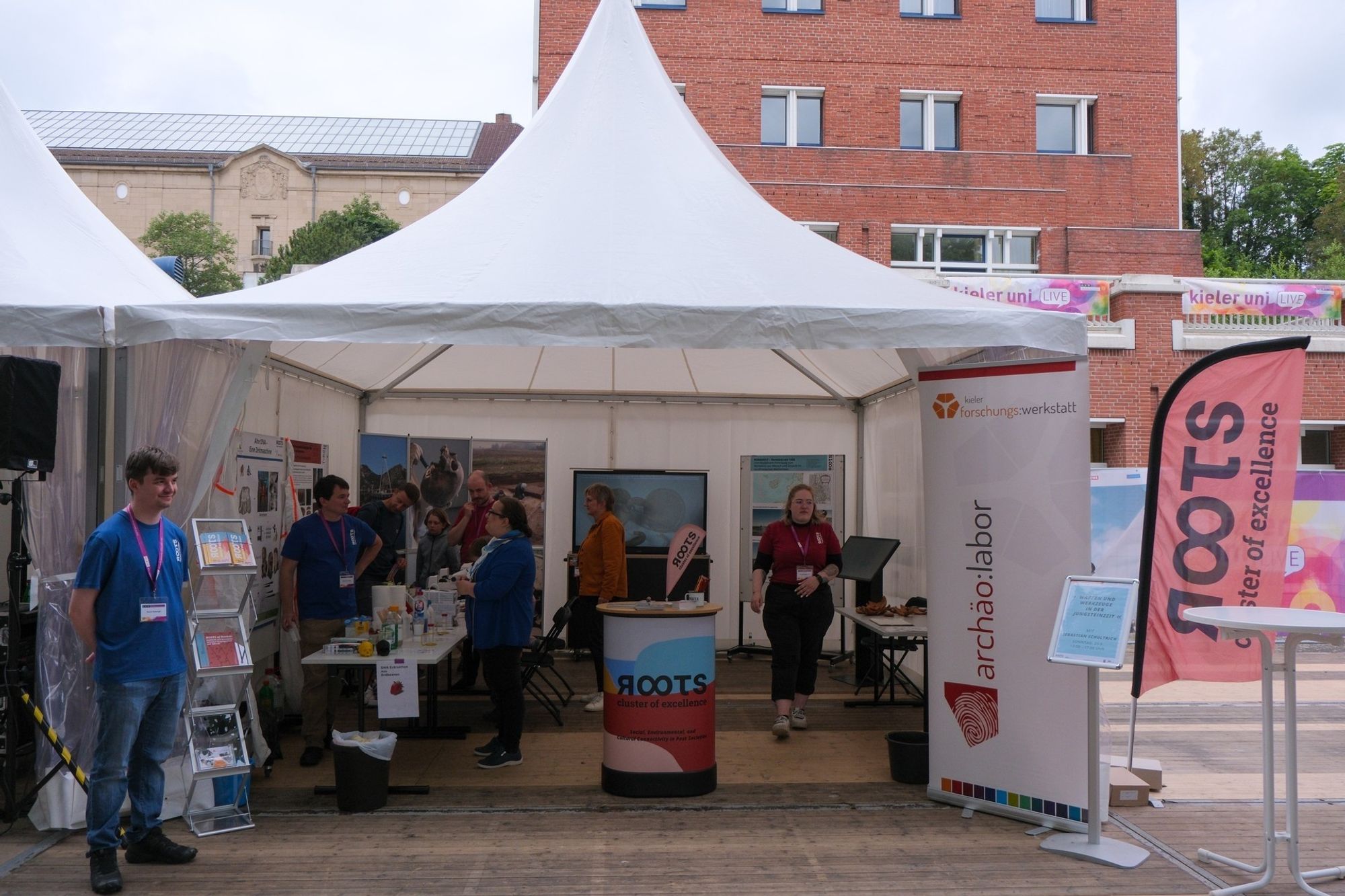 Eine Ausstellungspagode vor einem roten Backsteingebäude