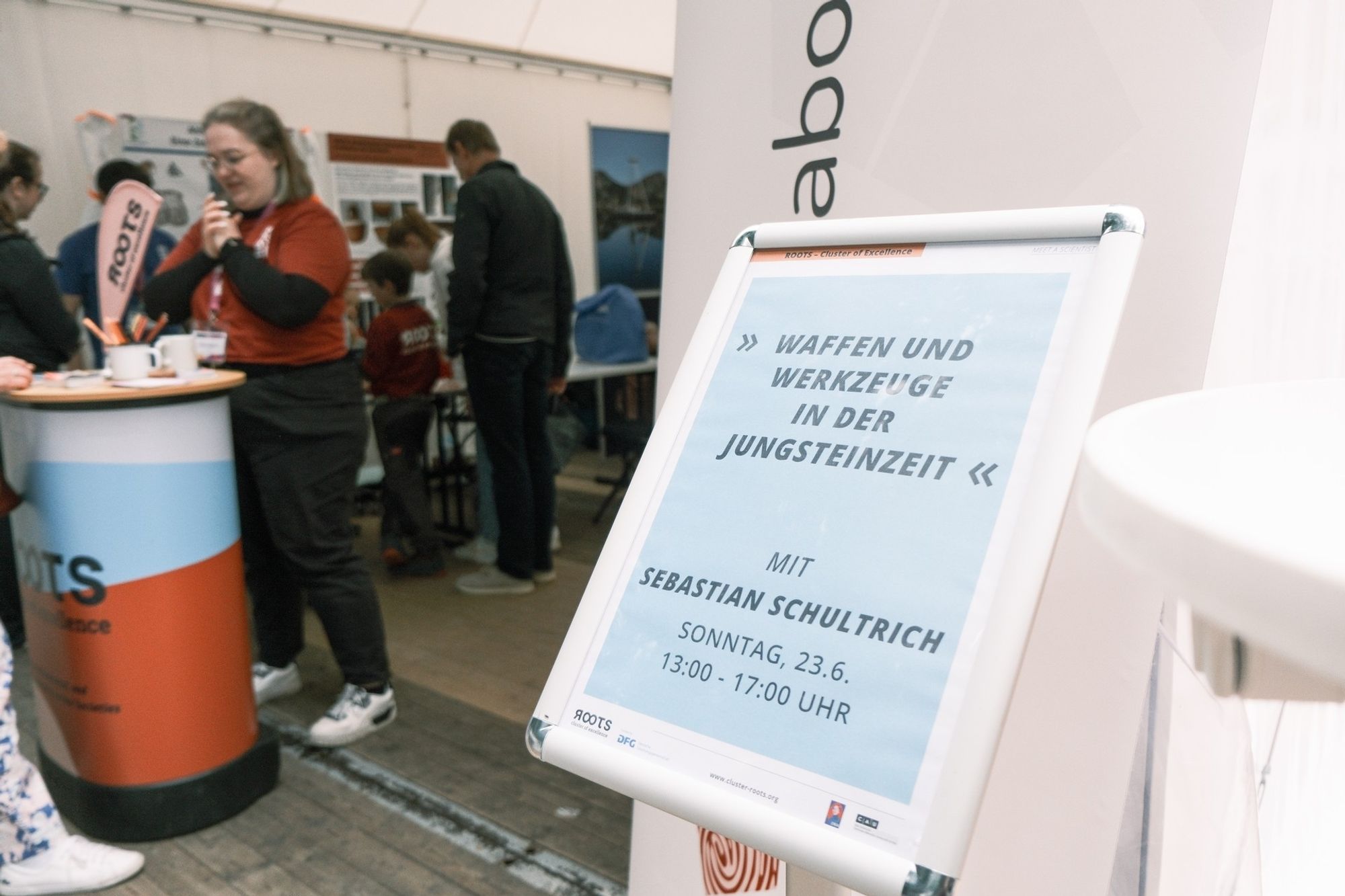 Ein Schild vor einem Ausstellungszelt kündigt die im Post genannte Veranstaltung an