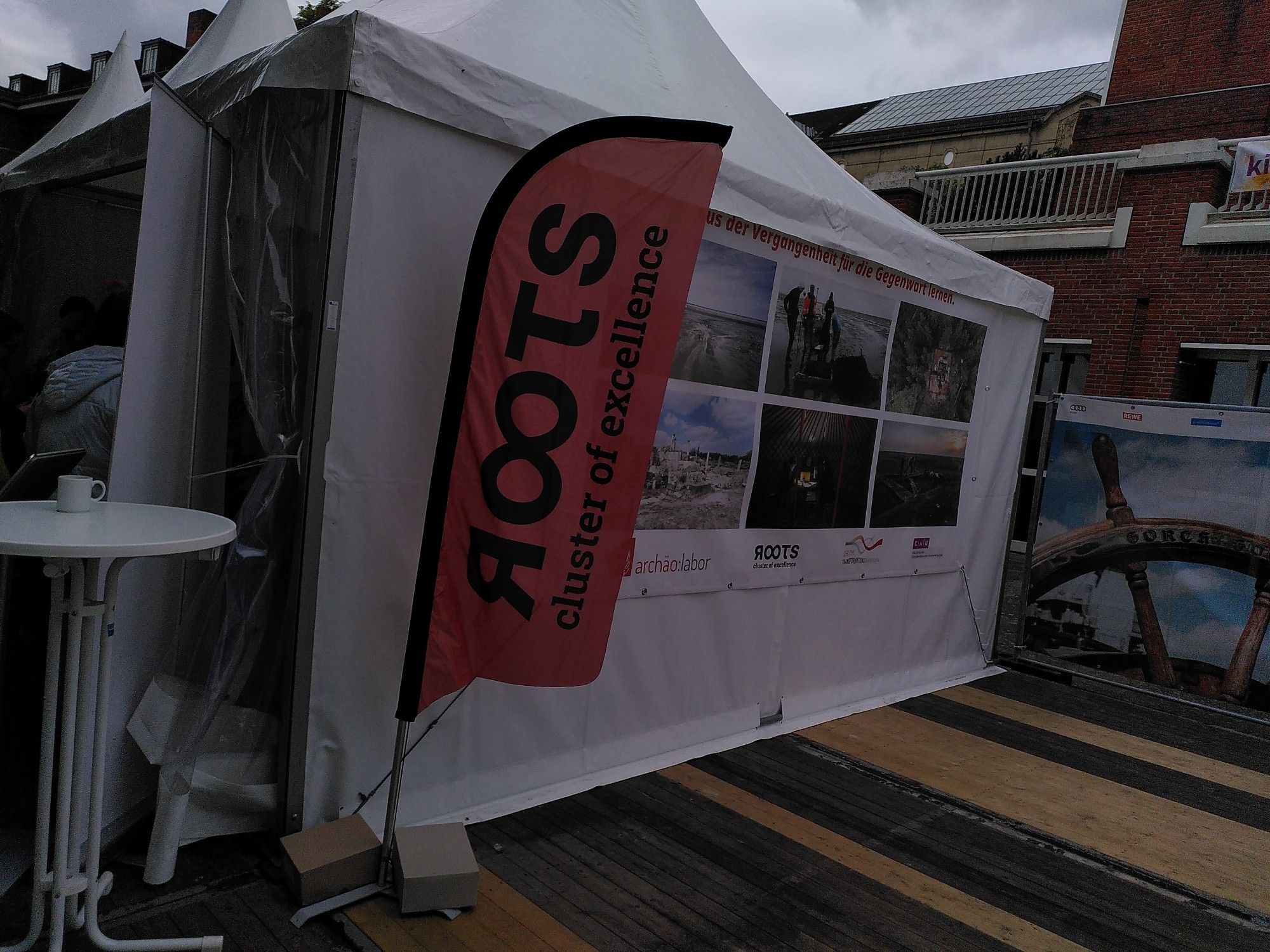 Ausstellungszelt mit ROOTS Banner