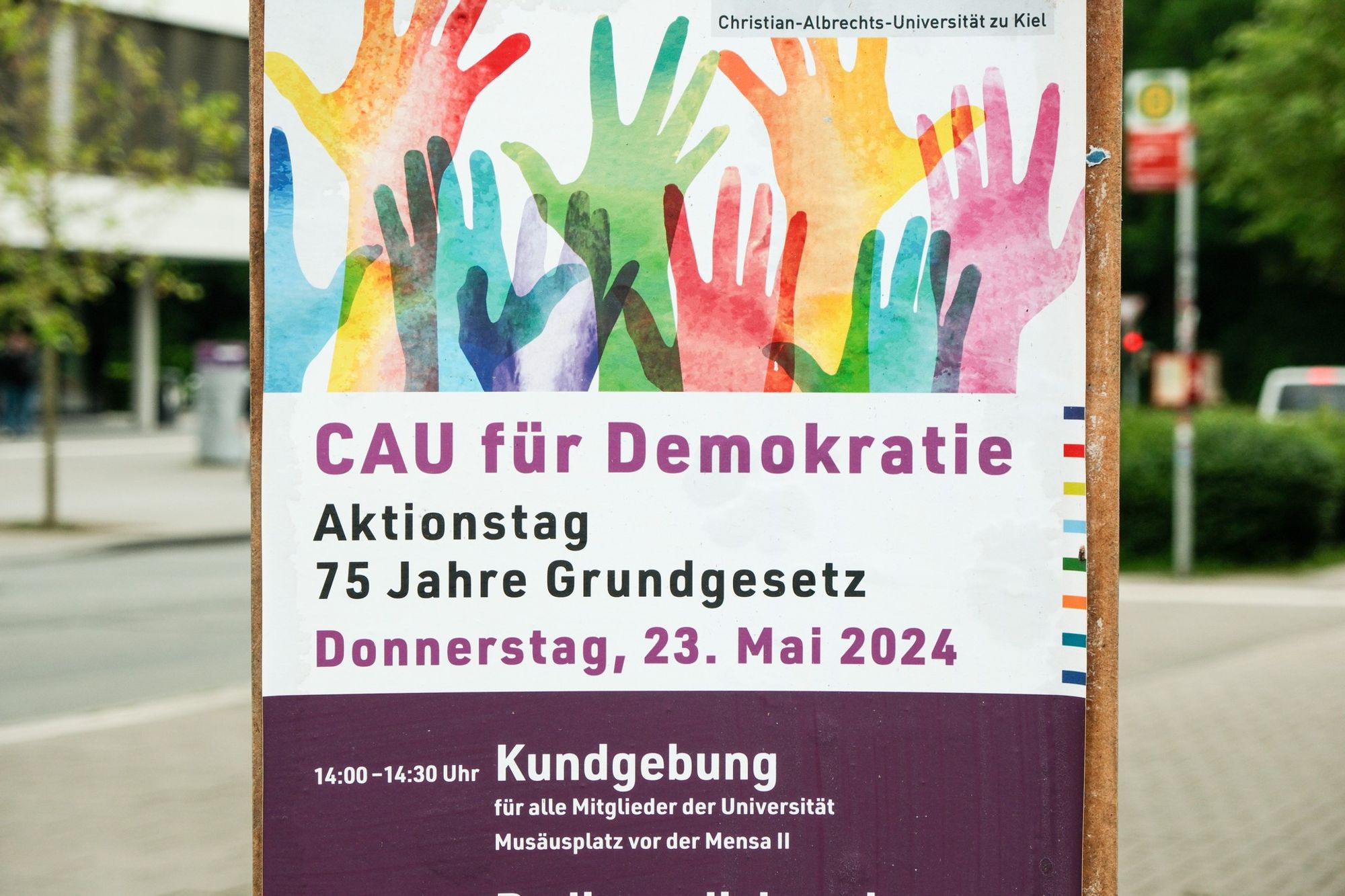 Ein Poster ruft auf zu einer Kundgebung "CAU für Demokratie", Aktionstag 75 Jahre Grundgesetz"