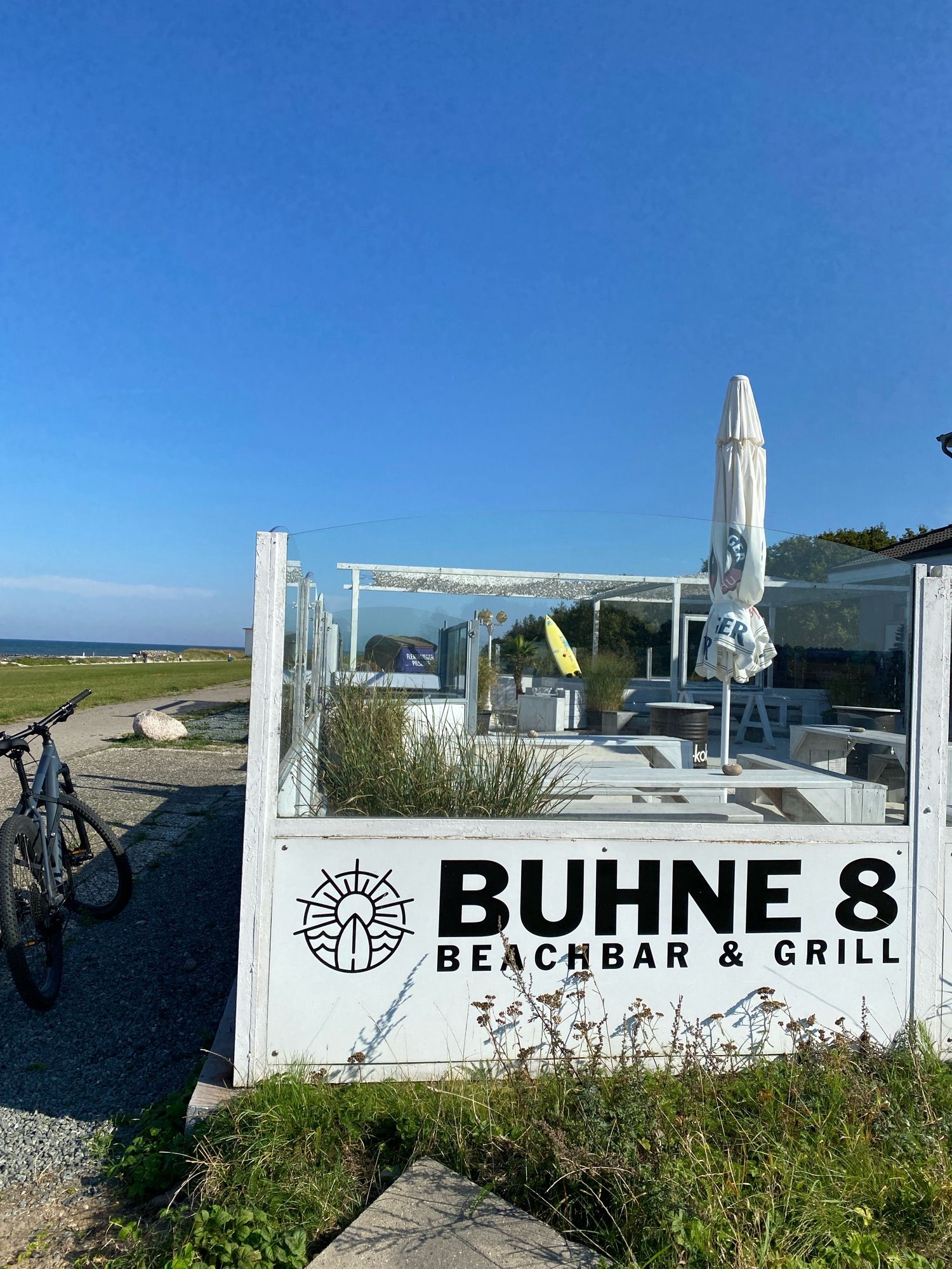 Buhne 8, Beachbar & Grill
Werbung auf einen Windschutz für die Außengastronomie