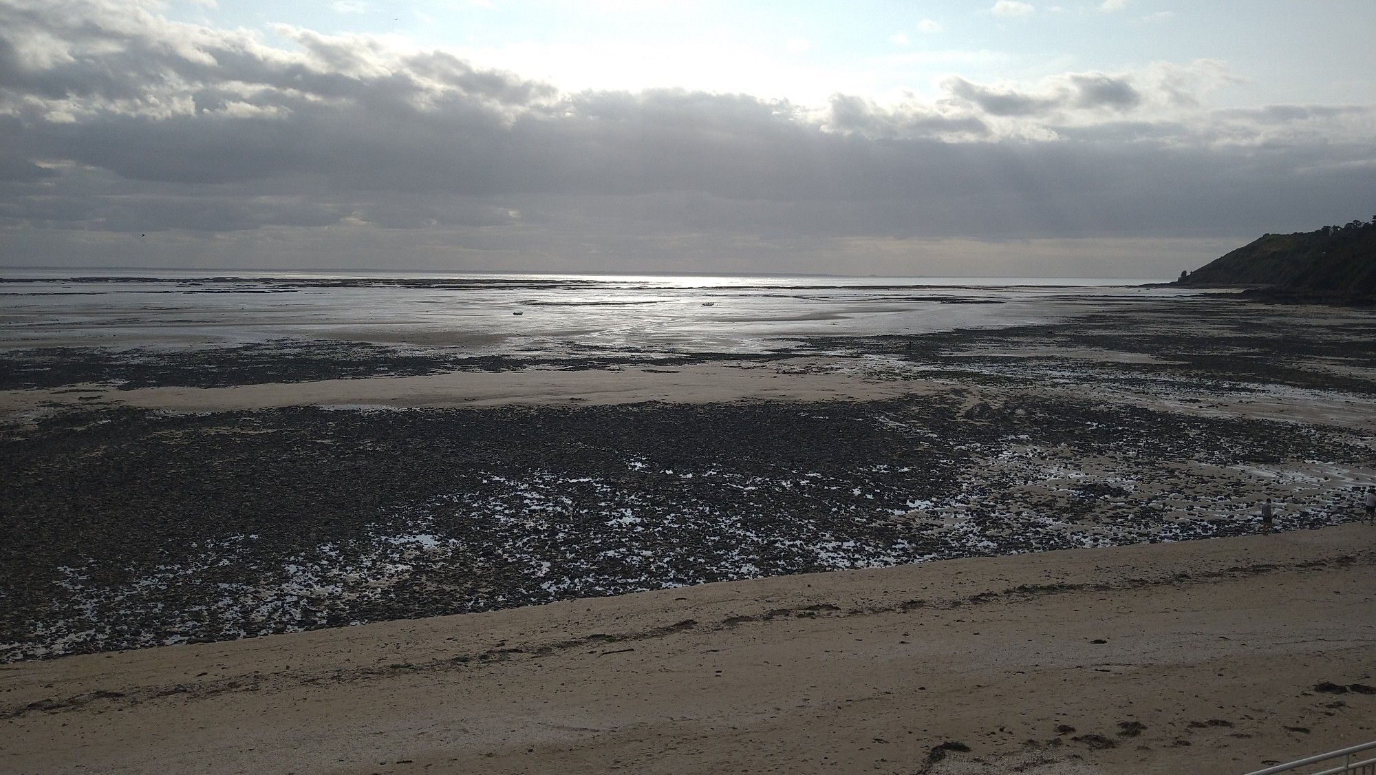 Plage en fin de journée dans la baie du Mont-Saint-Michel, à Saint Jean le Thomas.