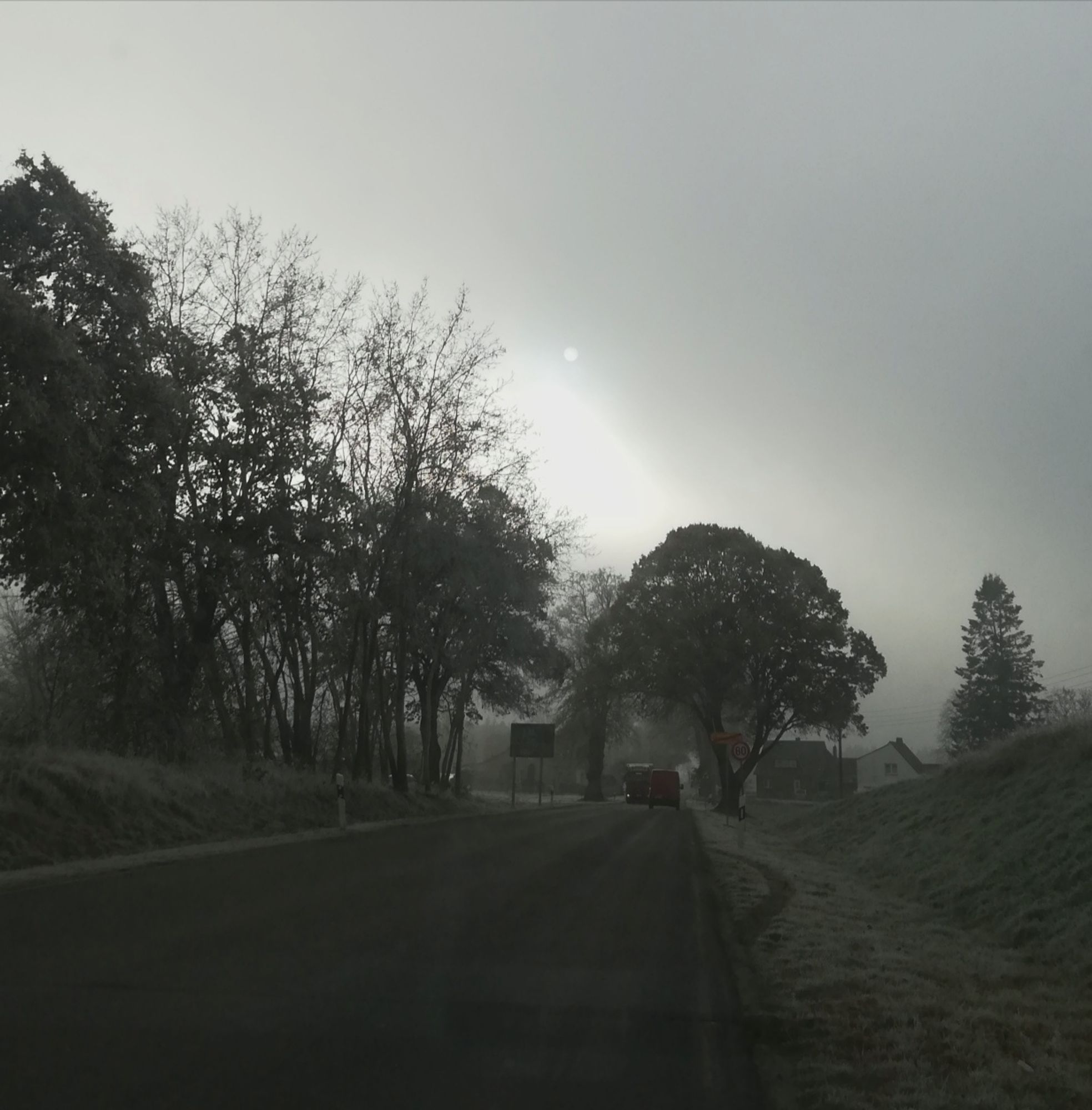 Graue Landstraße im Winter