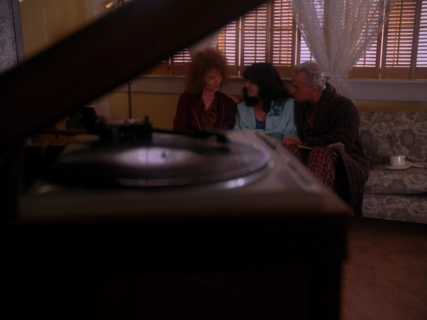 Sarah, Maddy and Leland. Twin Peaks S02E07 - Lonely Souls.