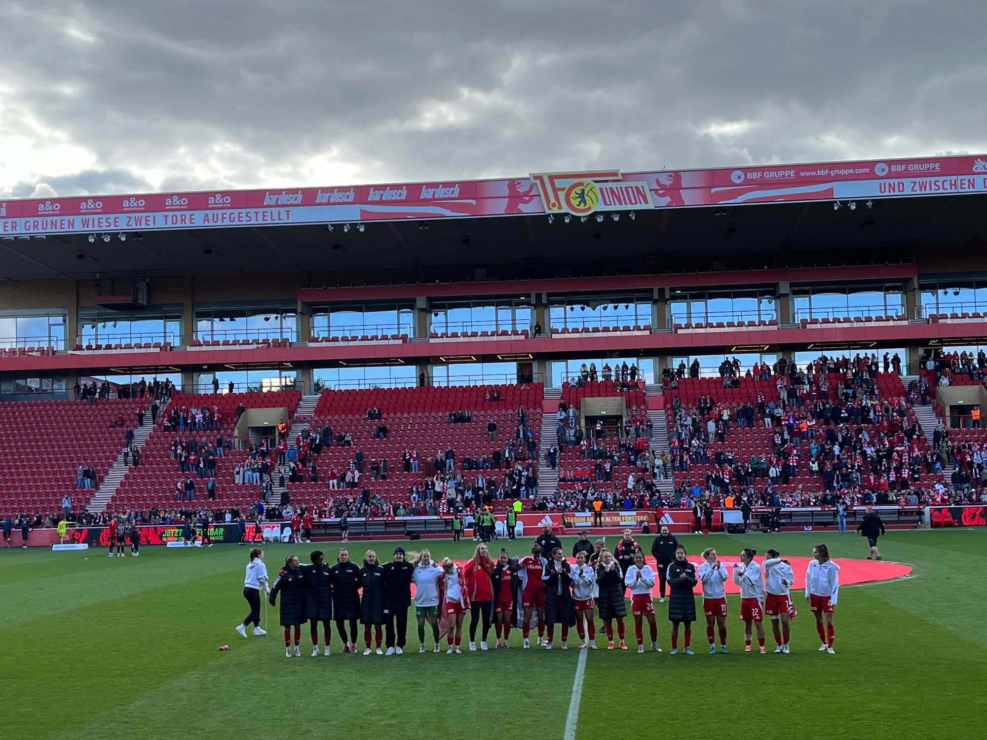 Frauen auf dem Rasen im Stadion an der Alten Försterei.