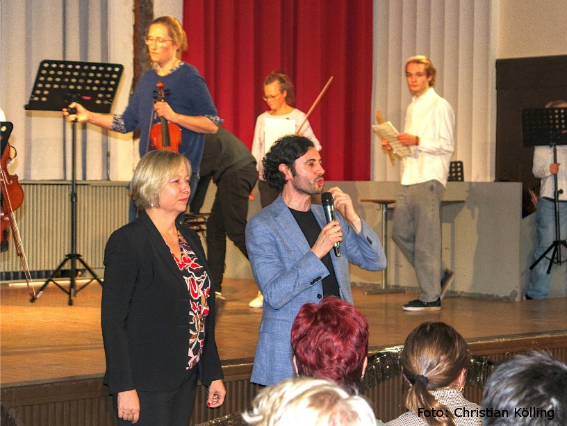 Schulleiterin Lonie Keller und Bundestagsabgeordneter Hakan Demir in der Aula der Albrecht-Dürer-Oberschule.