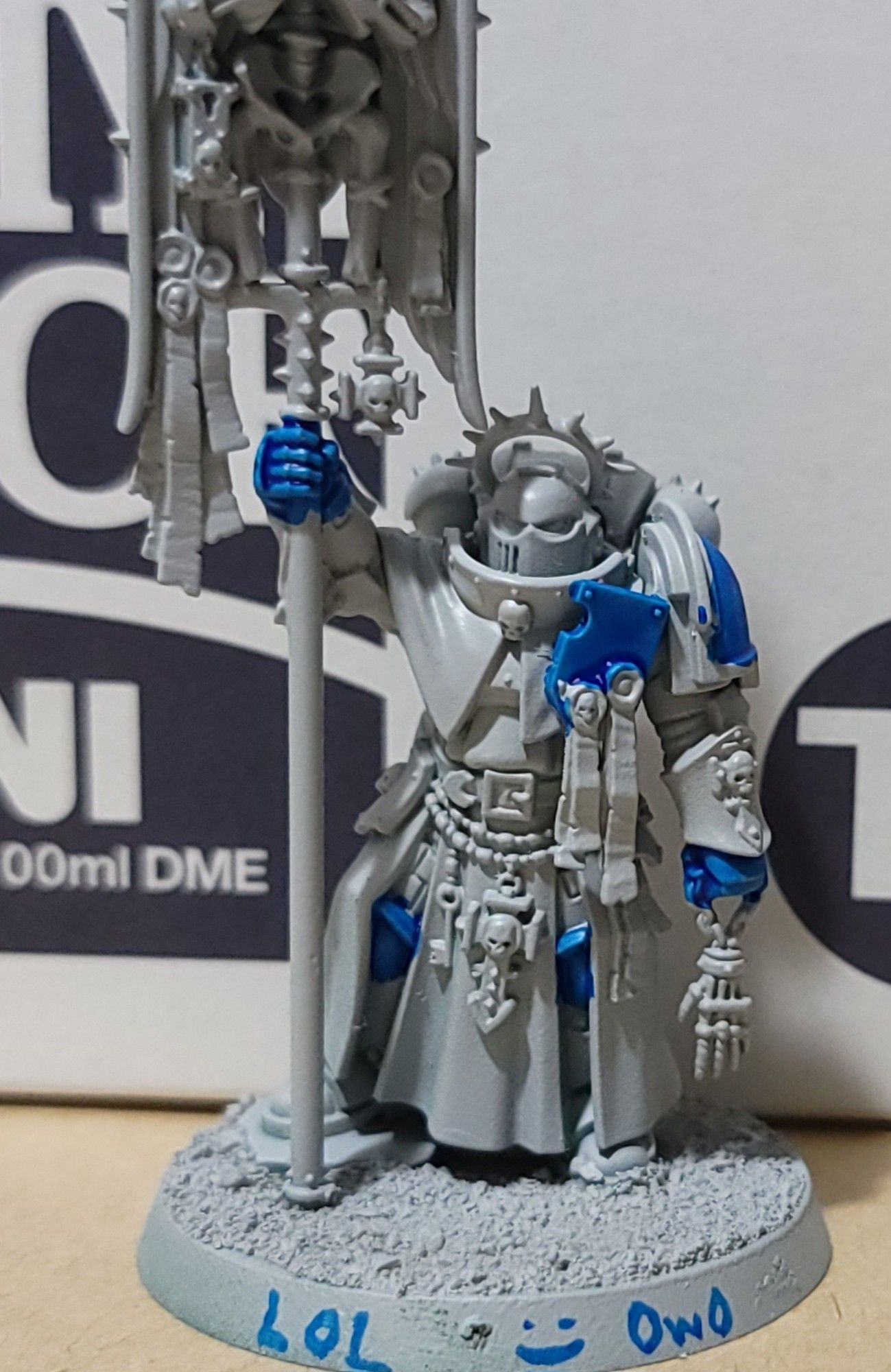 Bladeguard Ancient primed with Tamiya Gray primer, with some coats of Talassar Blue on the hands, knees, and shoulder pad