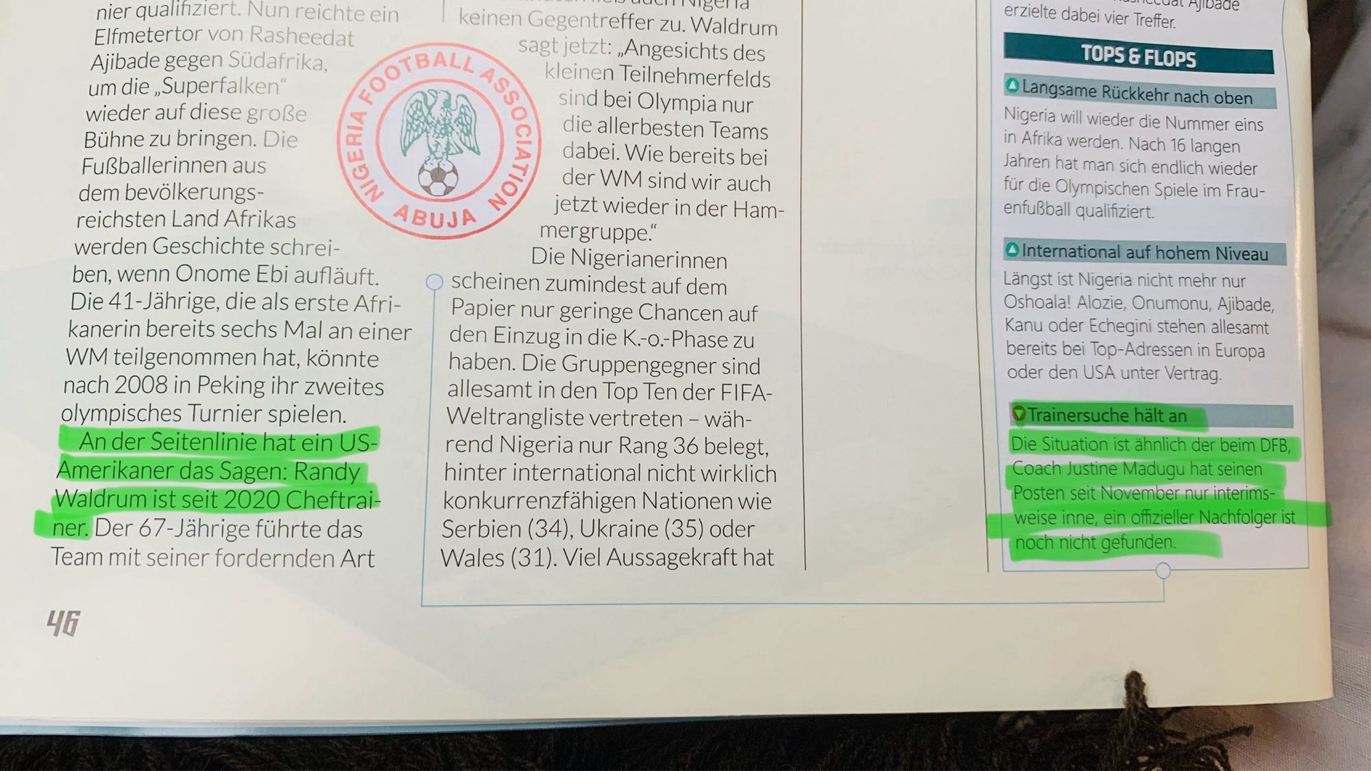 Artikel über das nigierianische Fußballteam der Frauen. 
Zwei Markierungen: 
1. „An der Seitenlinie hat ein US-
Amerikaner das Sagen: Randy Waldrum ist seit 2020 Cheftrainer“
2. „Trainersuche hält an: Die Situation ist ähnlich der beim DFB, Coach Justine Madugu hat seinen Posten seit November nur interims-weise inne, ein offizieller Nachfolger ist noch nicht gefunden.“