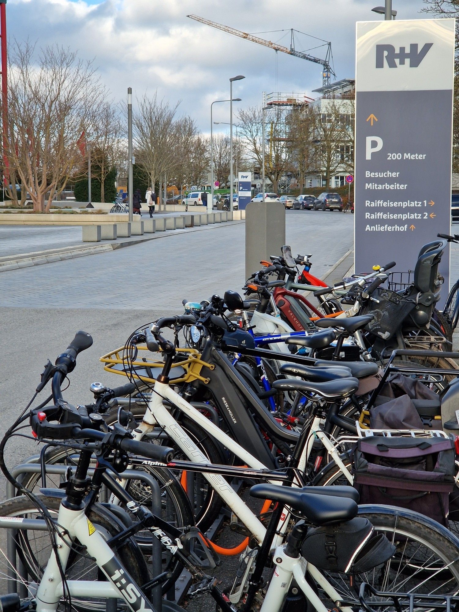 Viele Fahrräder in einer Abstellanlage bei der R+V Versicherung.