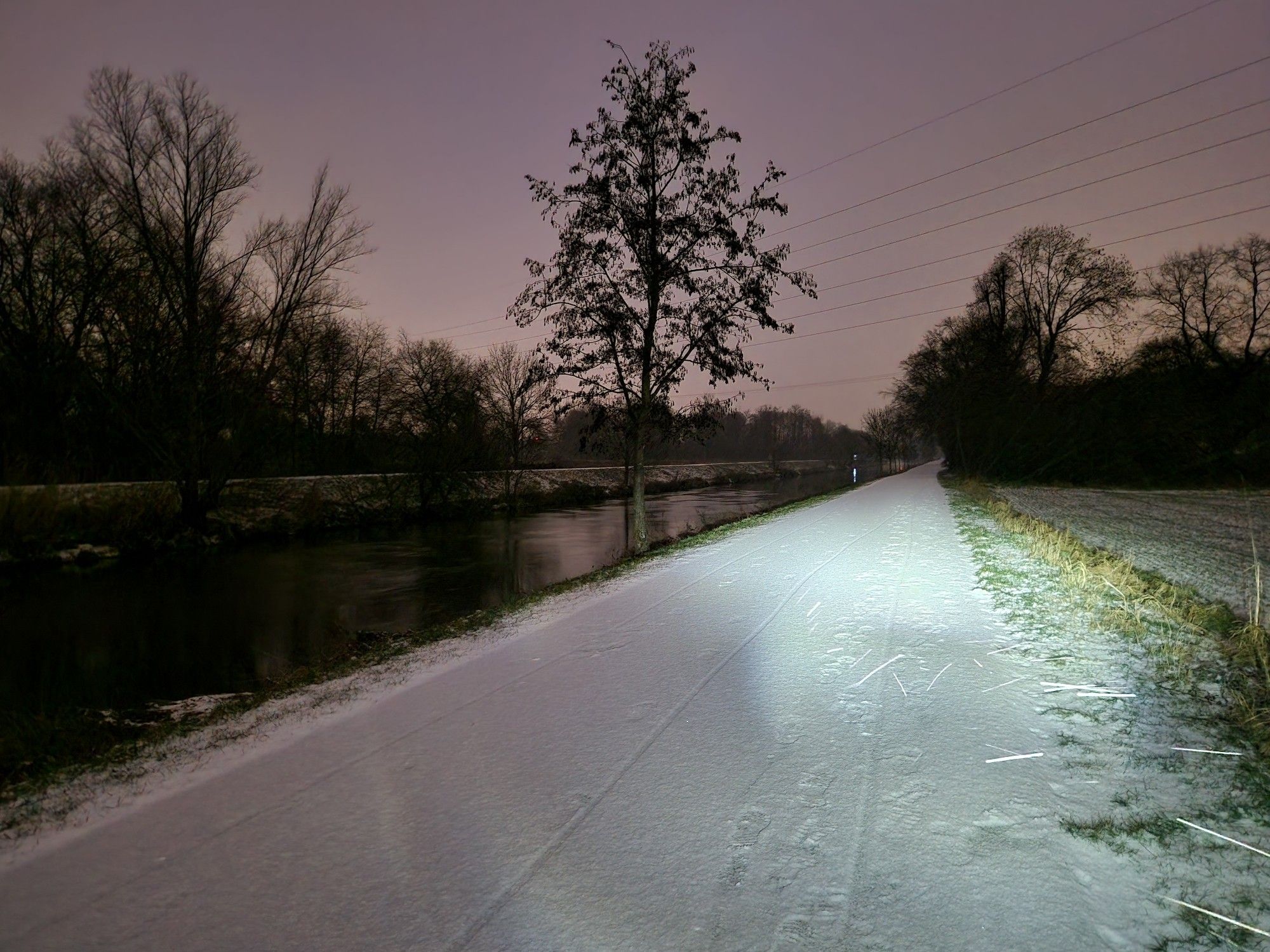 Schnee auf einem Weg am Fluss Nidda.