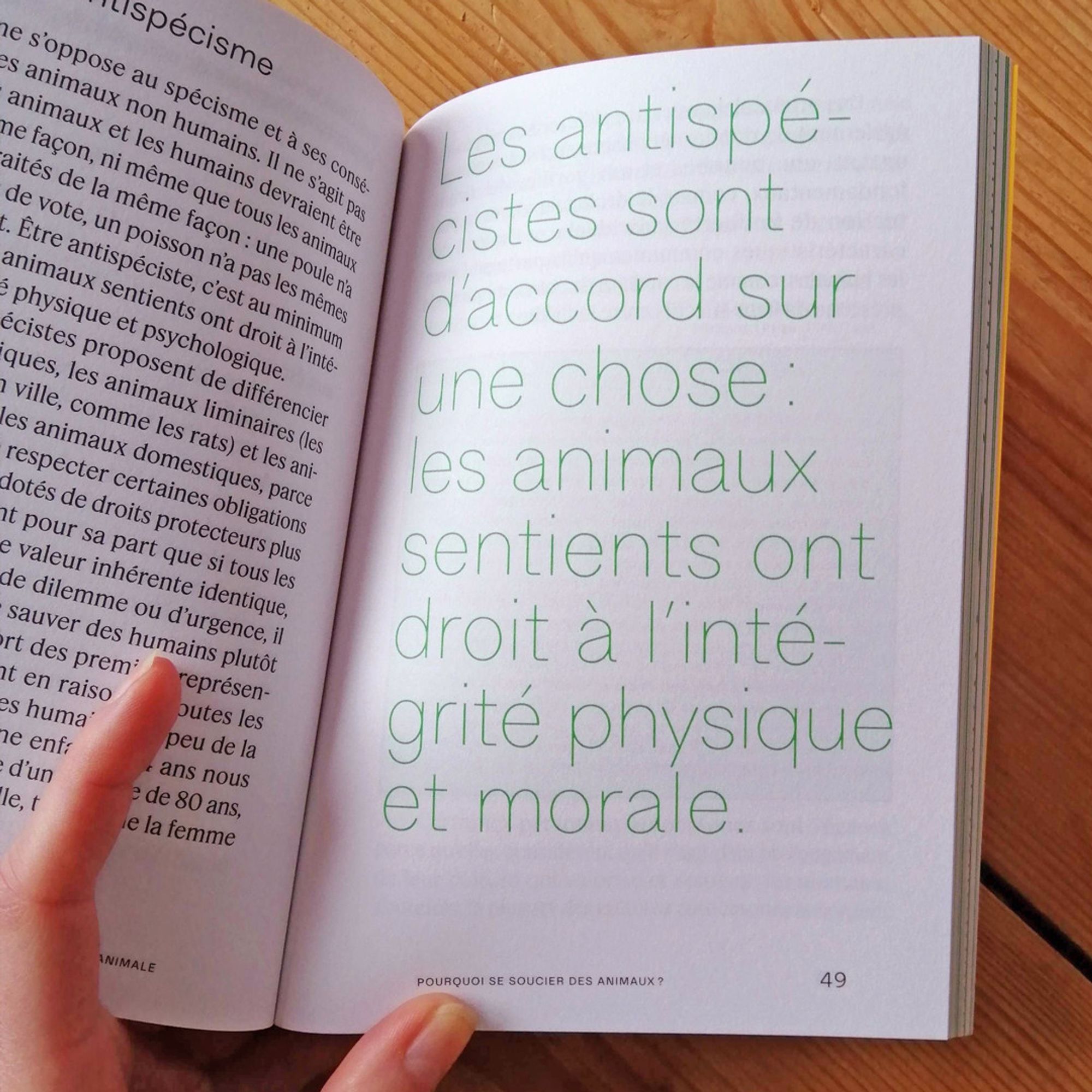 Photo d'une page intérieure du livre sur laquelle on peut lire : les antispécistes sont d'accord sur une chose : les animaux sentients ont droit à l'intégrité physique et morale."