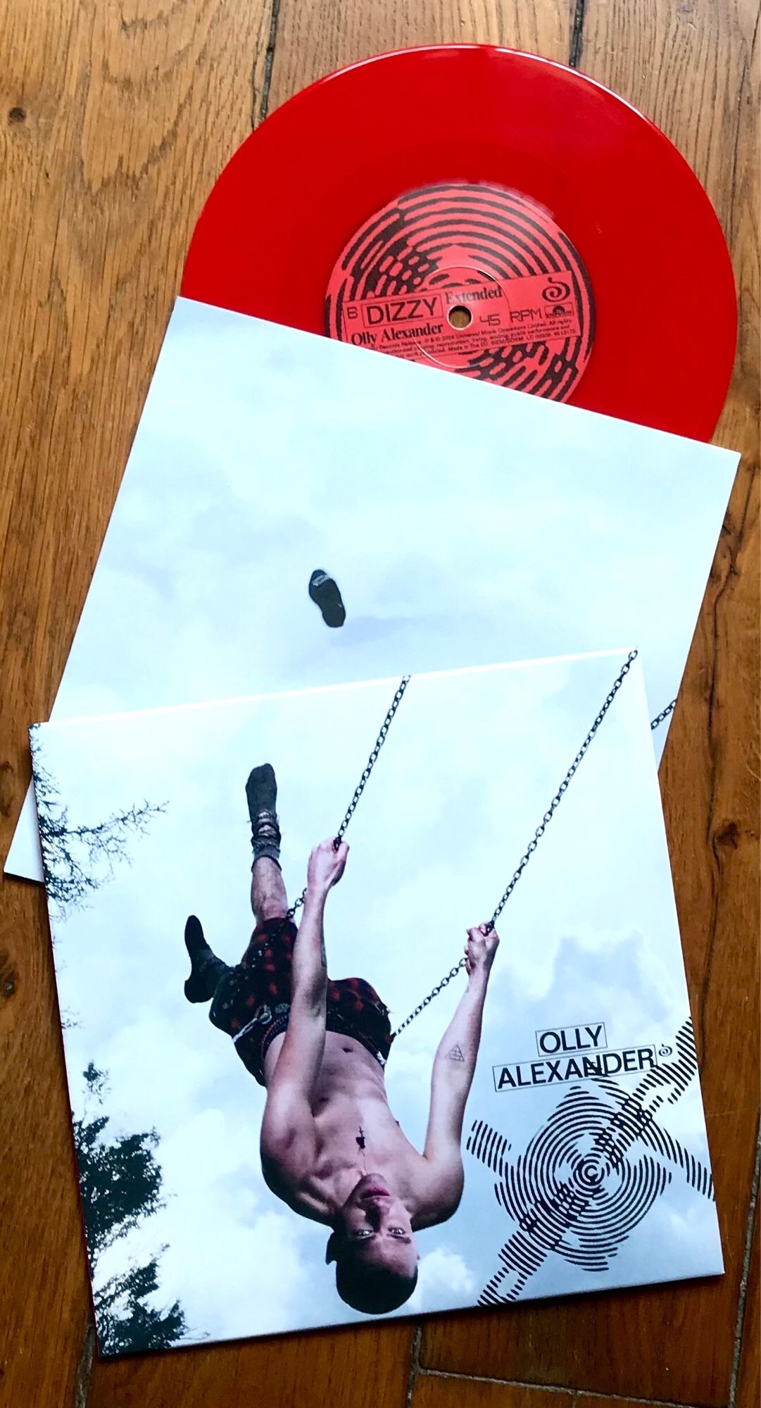 Photo du vinyle 45 tours rouge « Dizzy » d’Olly Alexander