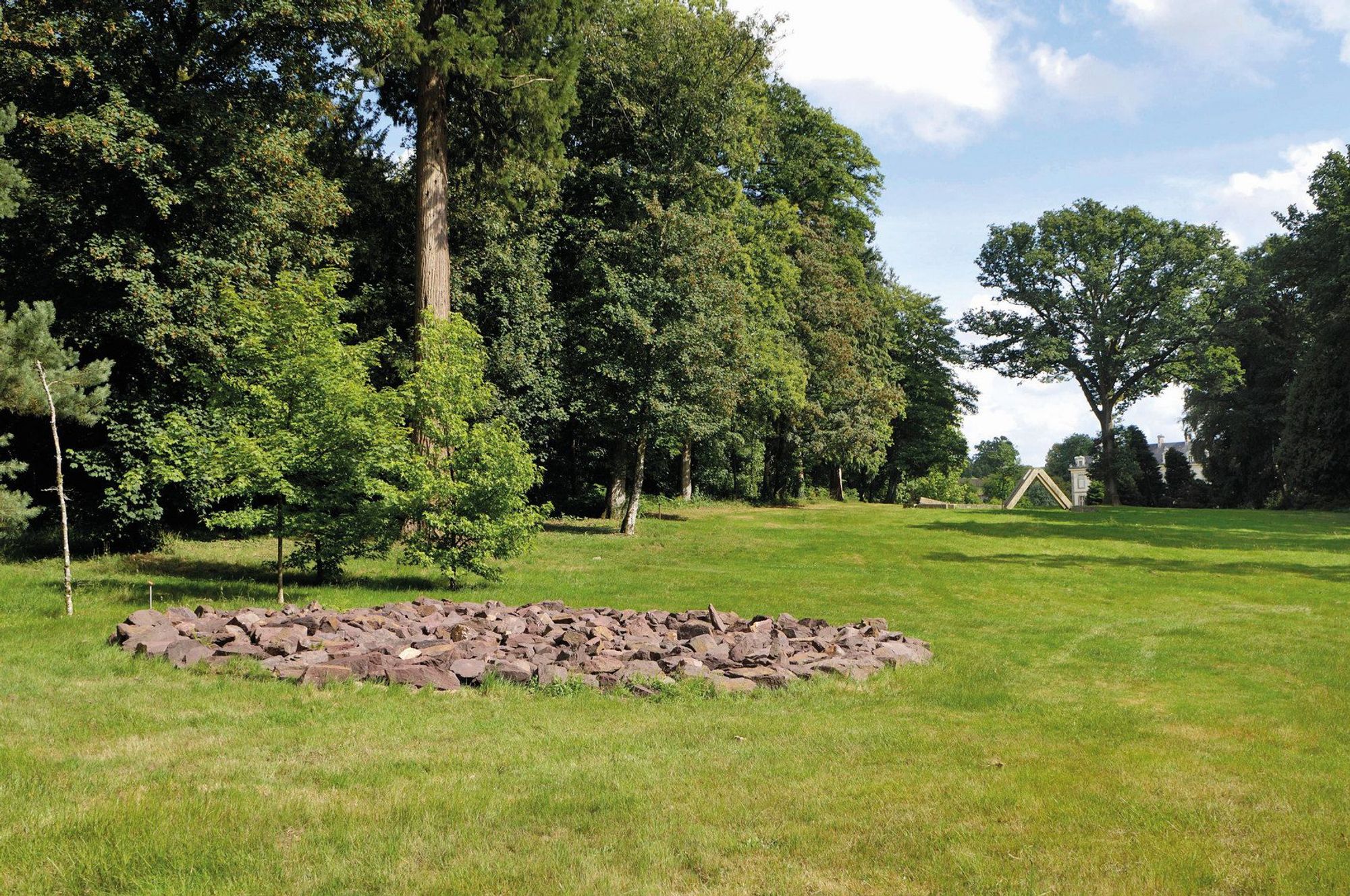 Un cercle en Bretagne -  Richard Long - 1986
Un cercle en Bretagne est visible de manière permanente. L’endroit, relativement dégagé, a été spécialement choisi par l’artiste qui a organisé l’accumulation des pierres de manière à former un cercle. 
