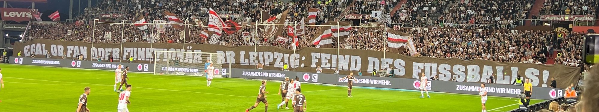 Foto Südkurve St Pauli:

Egal ob Fan oder Funktionär - RB Leipzig:
Feind des Fußballs!