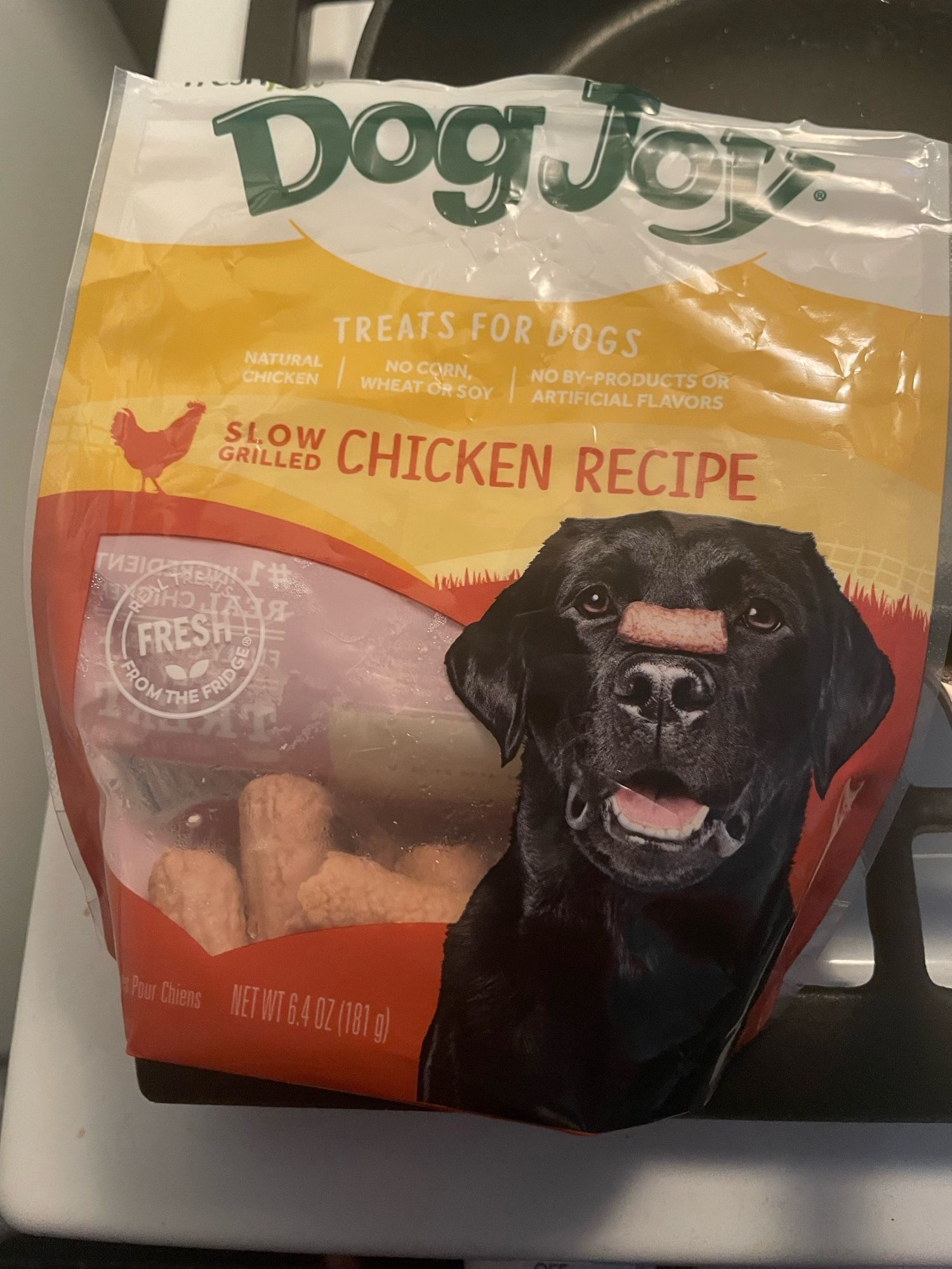 NATURAL
TREATS FOR DOGS
CHICKEN
WHEATORSOY | NOTEICALFLAVORS
GRILEN CHICKEN RECIPE
ГИЗІСТЕ Г#
РОМ TES®
: Pour Chiens
NET WT 6.4 02 (181 g)

Bag features a calm black lab balancing a treat on their snout