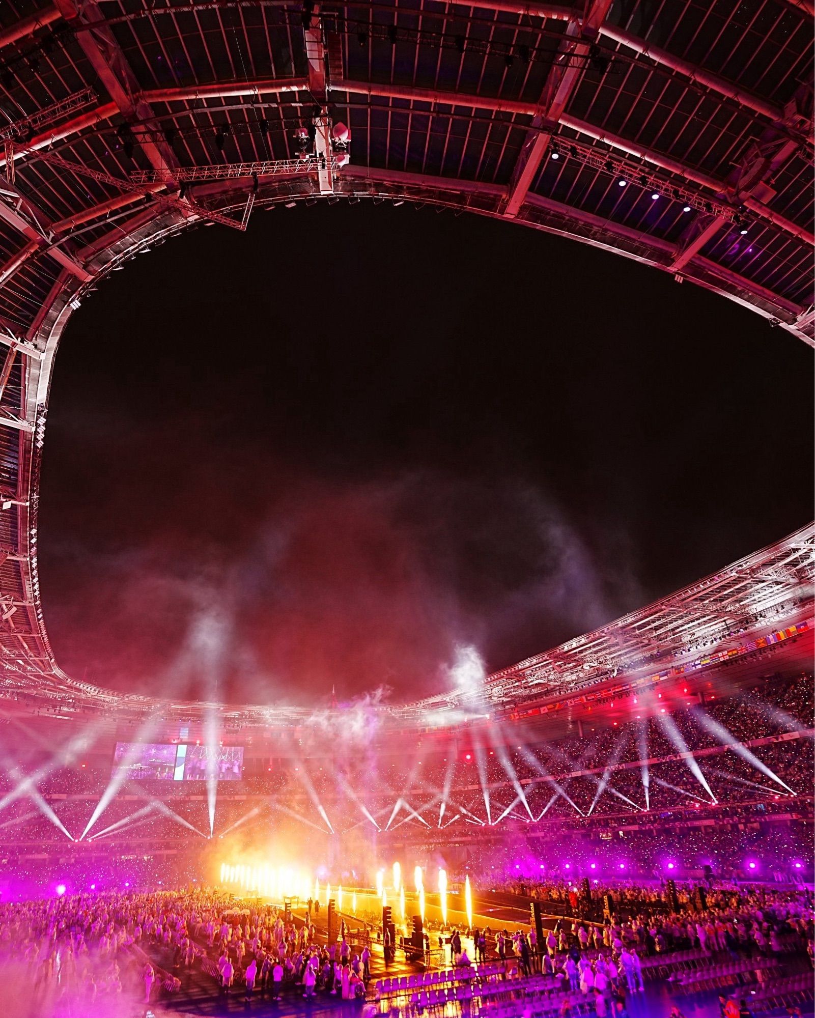 Stade de France « on fire » (lumières, spots, jets de flammes, fumées) pour la cérémonie de fermeture des JO paralympiques