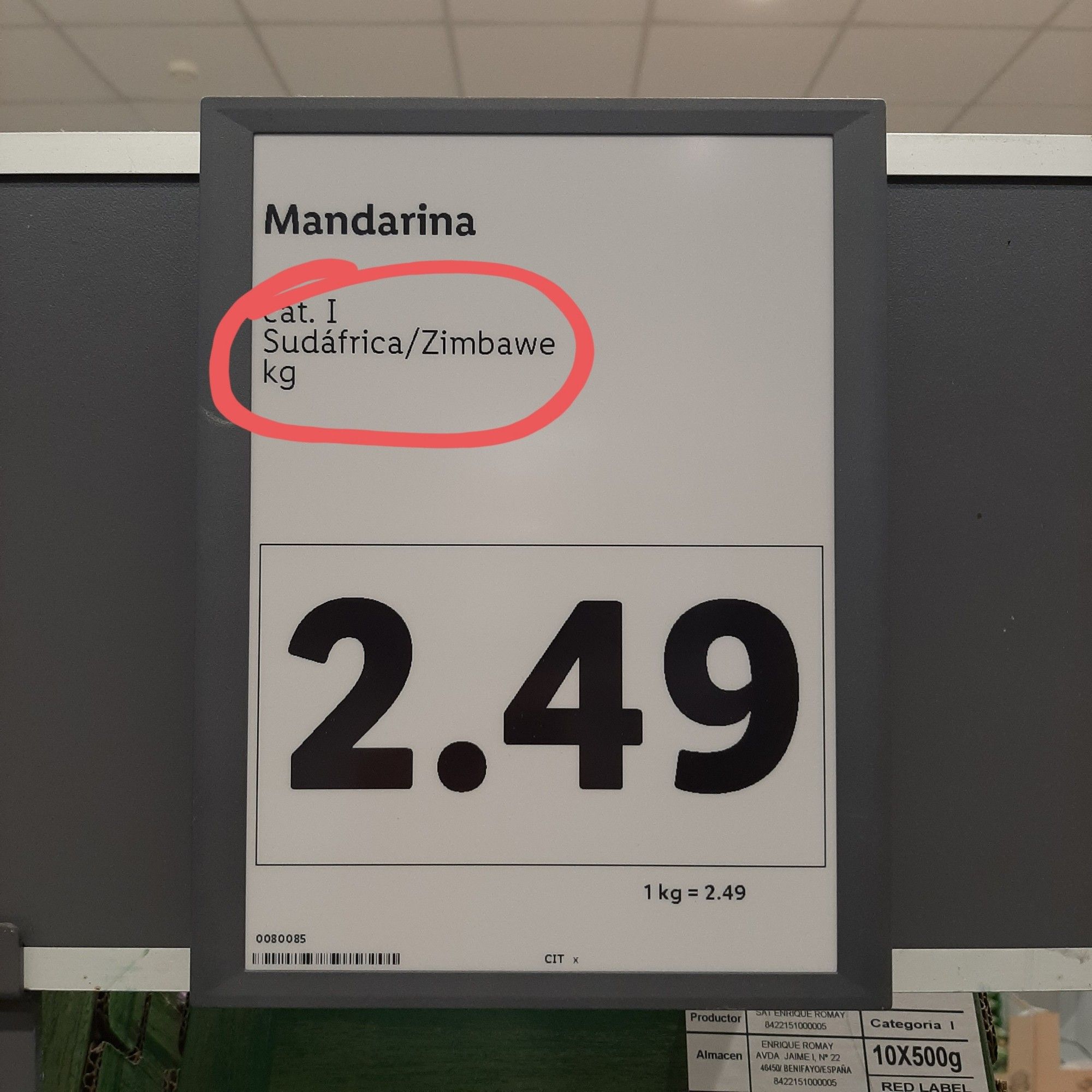 Cartel de un supermercado donde se muestra el.precio de las mandarinas junto a su origen: Sudáfrica