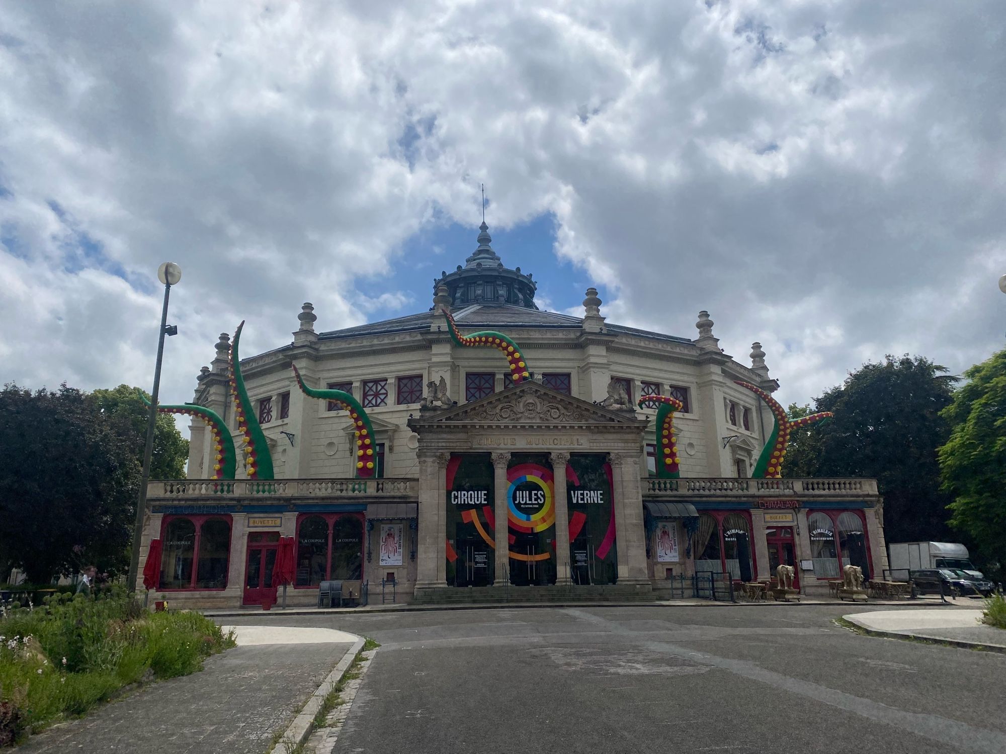 Le cirque Jules verne d’Amiens, décoré d’un poulpe