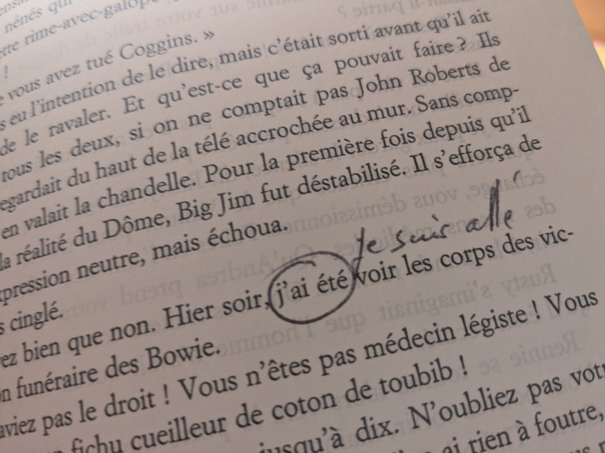 Photo d'un livre, la phrase "Hier soir j'ai été voir..." est entourée et corrigée en "... je suis allé voir..."