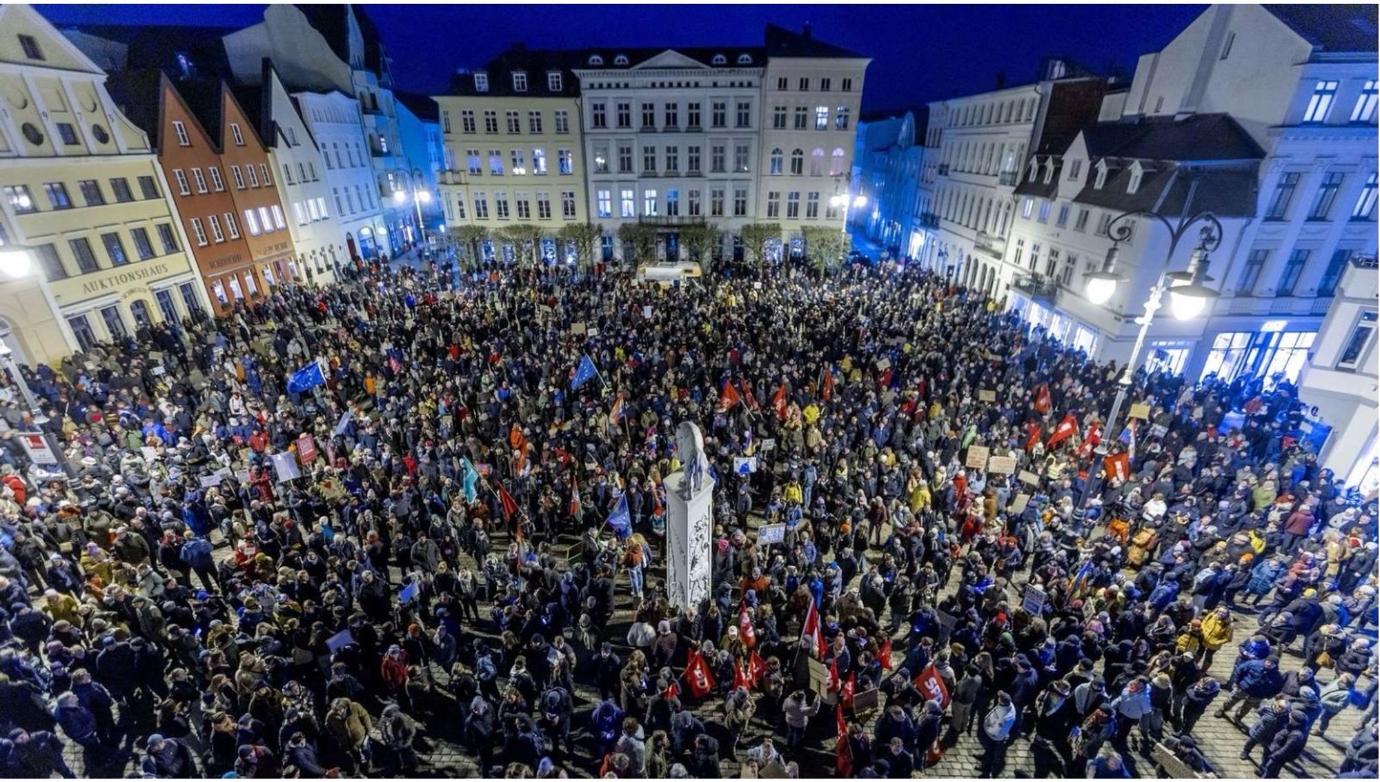 Voller Platz in Schwerin im Abendlicht