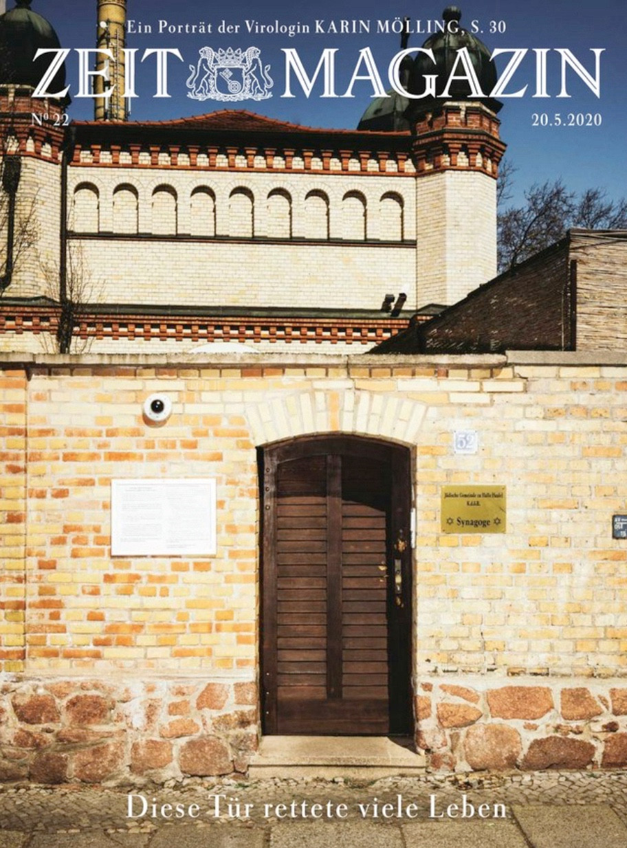 Foto der Holztüre der Synagoge in Halle