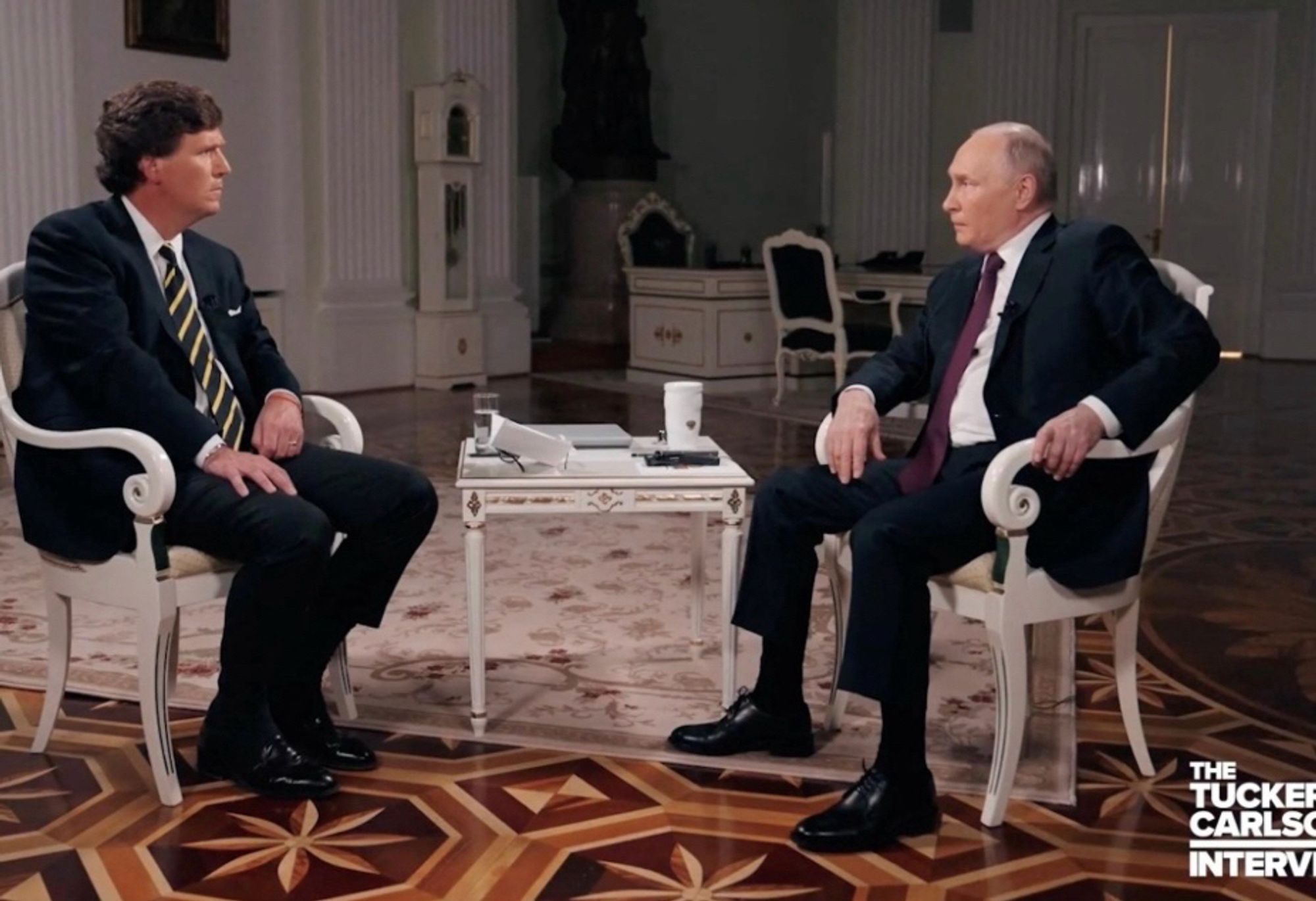 Foto des Interviews von Tucker Carlson mit Putin