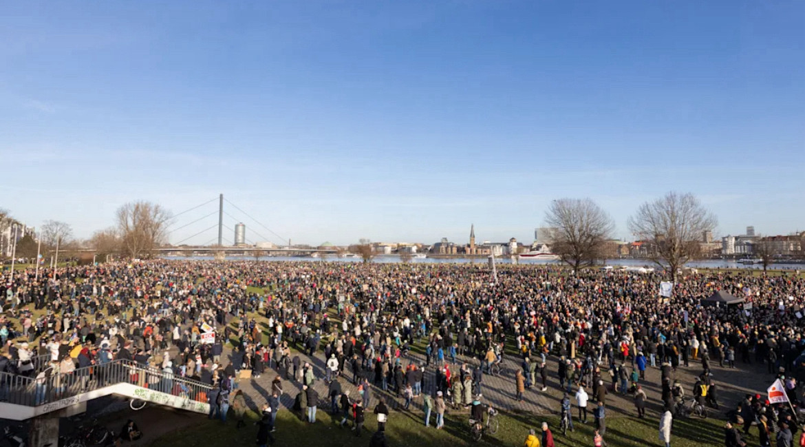 Foto von den Rheinwiesen in Düsseldorf voll mit Demonstrierenden